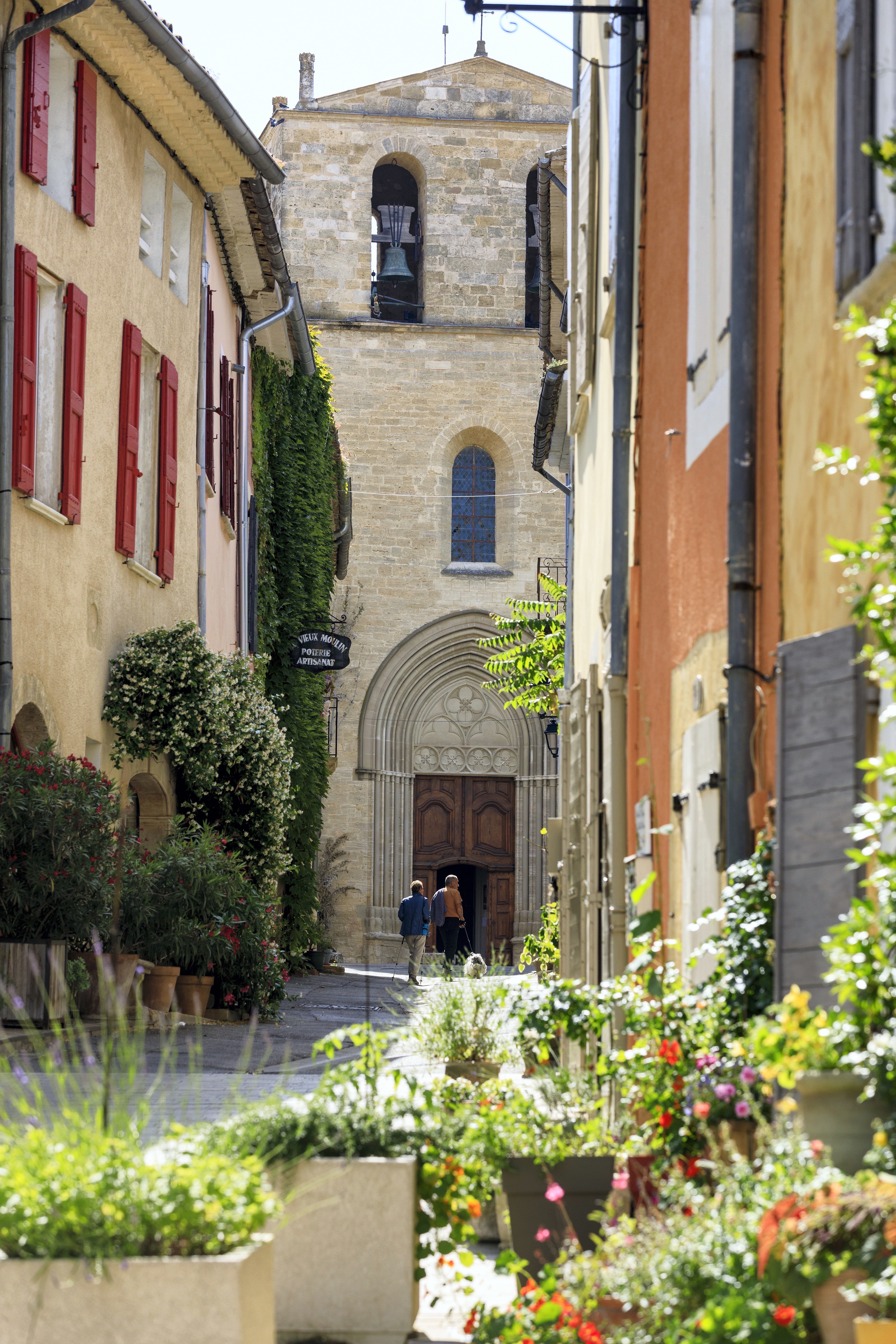 Coquet village perché sur sa colline à 375 mètres d'altitude, entouré de vignes et de champs, Cucuron dispose d'un patrimoine riche, à l'image de son lointain passé : enceinte médiévale, tour, moulin à huile... L'église Notre-Dame-de-Beaulieu du XIIIe siècle, en partie de style roman provençal, en est un des incontournables témoins.