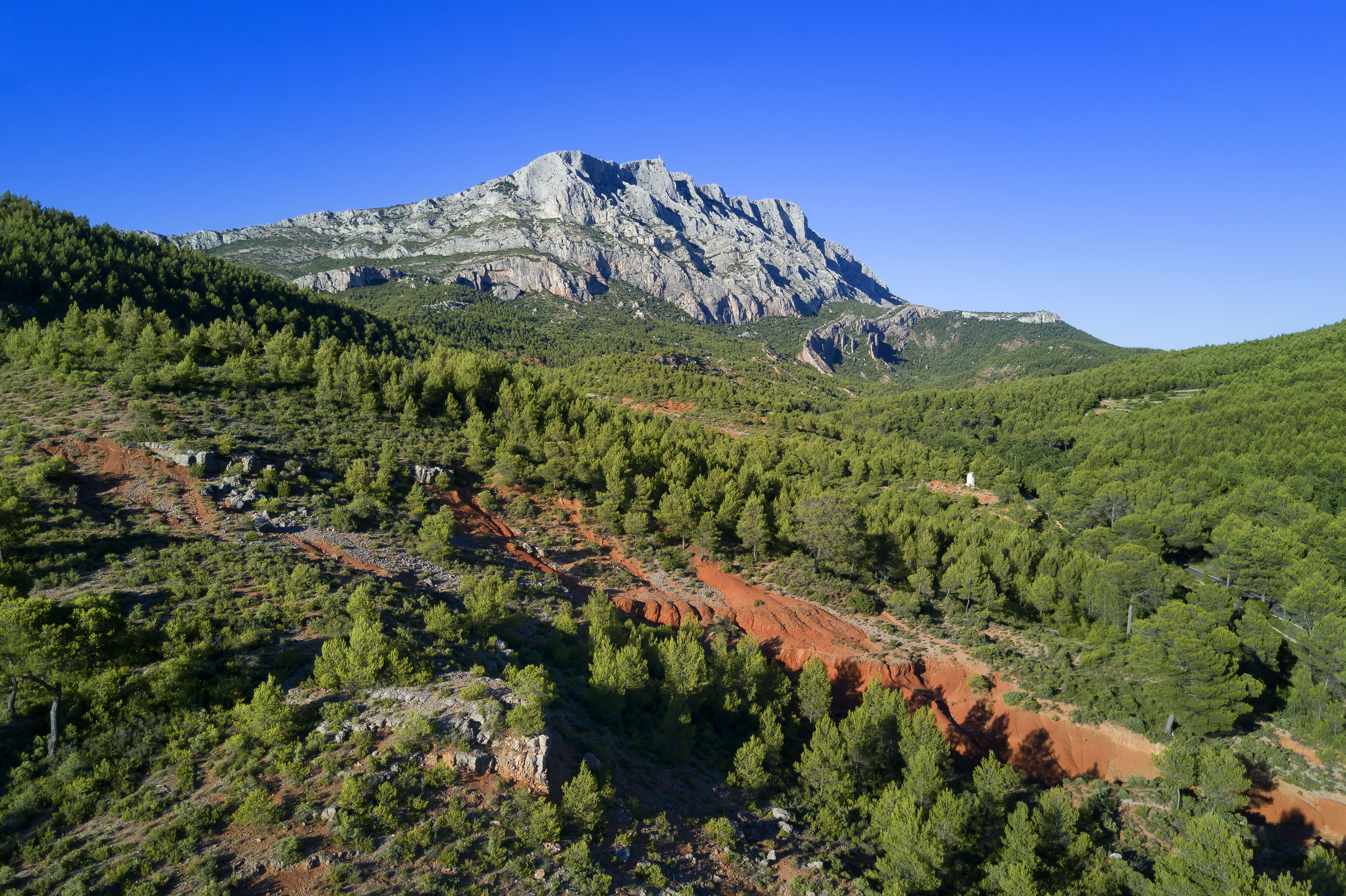 À l'approche de la commune du Tholonet, la route Cézanne offre de très beaux points de vue sur la montagne Sainte-Victoire (1011m), sujet de plus de 80 œuvres du célèbre peintre.