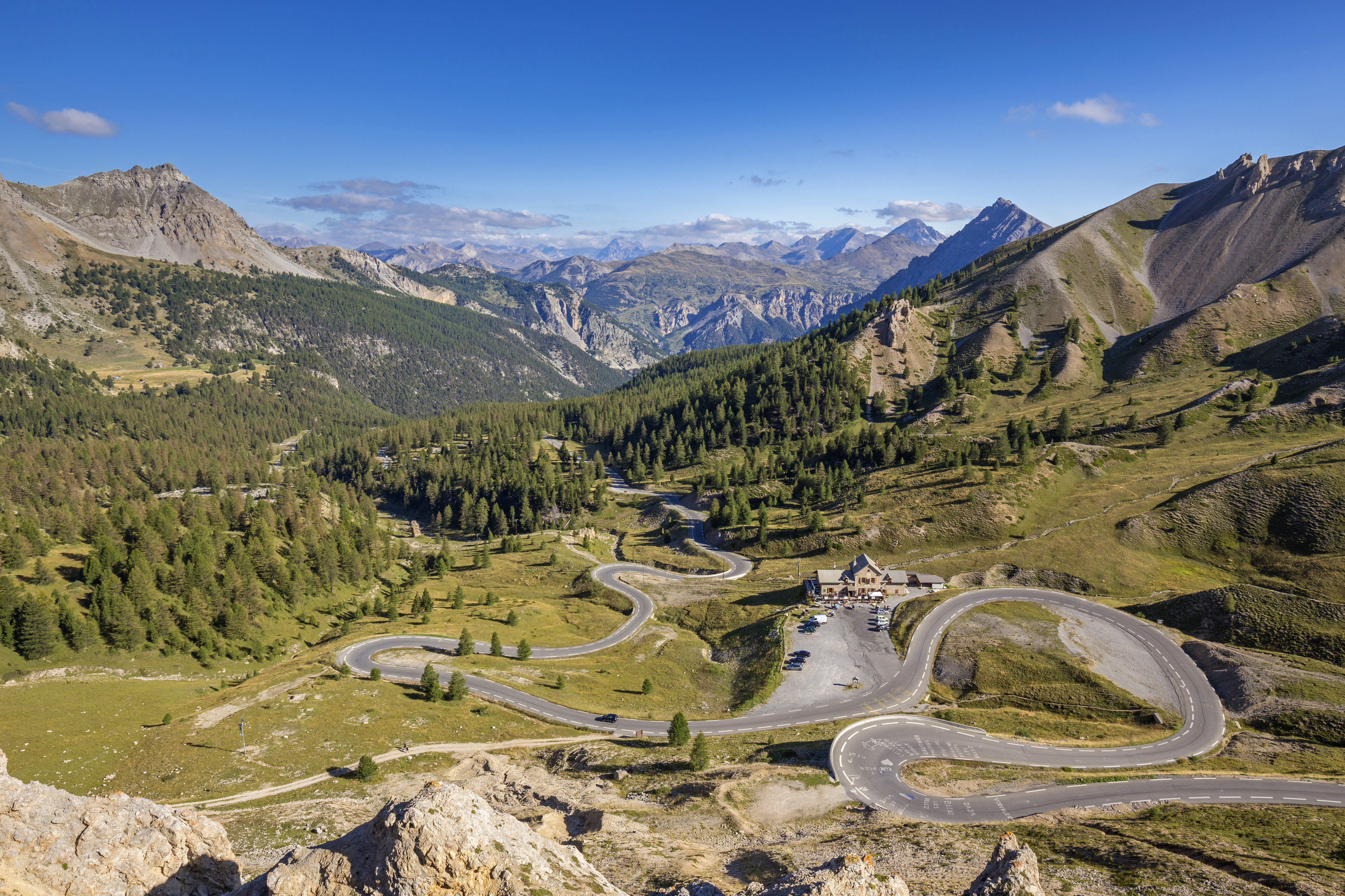 Nous voici dans les Alpes du Sud, dans le massif du Queyras, sur la route du col d'izzard, construite à la fin du XIXesiècle, ascension dont la difficulté va crescendo au fil de ses 19 kilomètres.