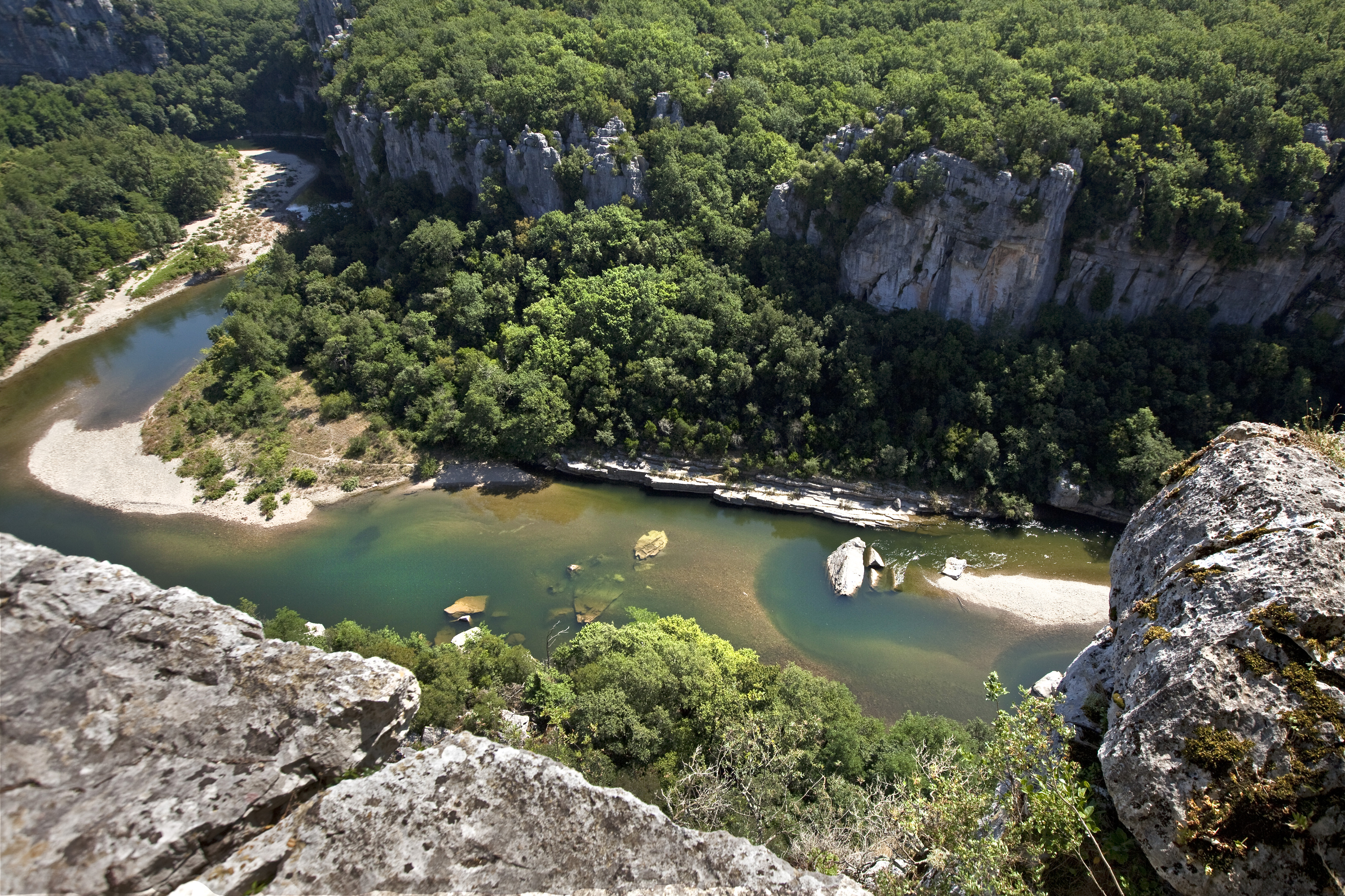 Depuis la corniche de la Réserve naturelle du bois de Païolive, impossible de se lasser du panorama sur la rivière et les gorges du Chassezac protégées par la forêt de roches calcaires et de chênes.