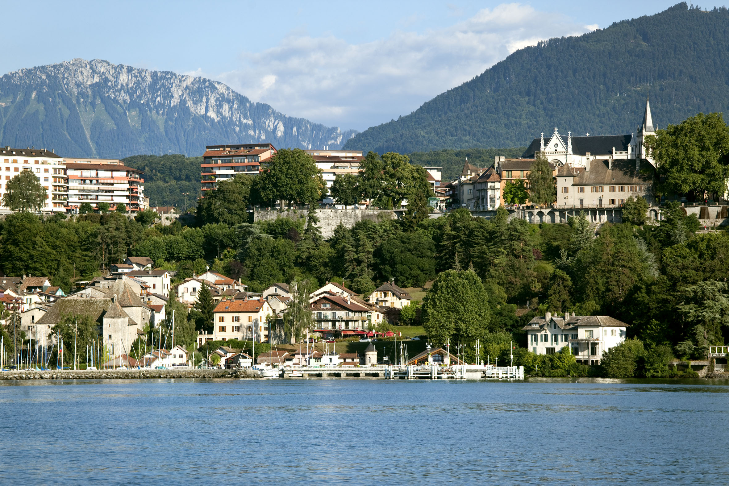 Thonon-les-Bains et les montagnes du Chablais, depuis le lac Léman. La ville accorde une pause très appréciable, de son centre-ville composé de rues piétonnes, aux multiples activités proposées aux abords du port de Rives, à son petit village de pêcheurs, mais aussi grâce à son patrimoine architectural riche.
