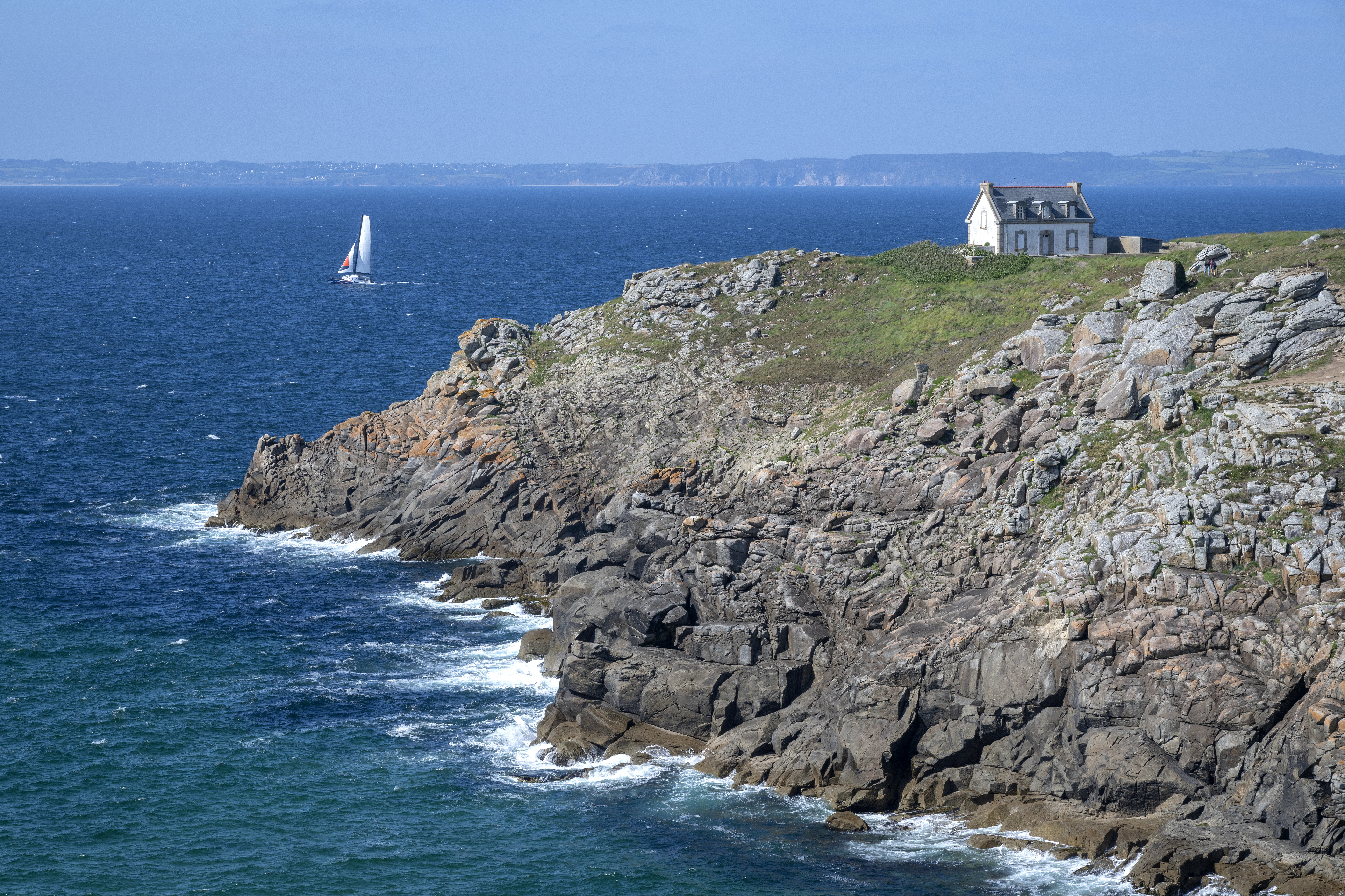 Construite àlafindu xixe siècle au sommet du cap Sizun, la maison-phare du Millier surplombe l’océan et la baie de Douarnenez.