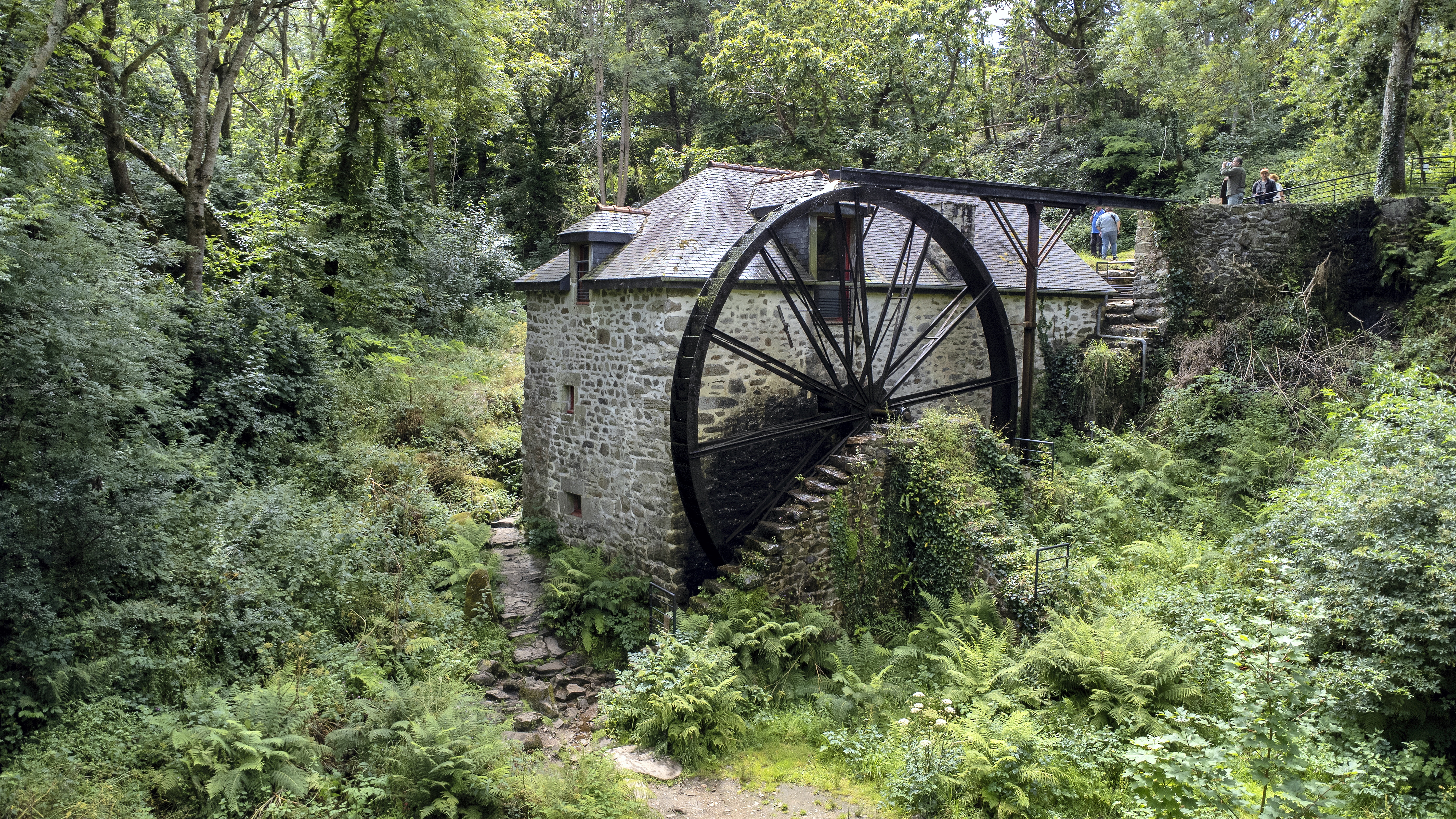 À la pointe du Millier, découverte du moulin à eau de Keriolet (1868).
