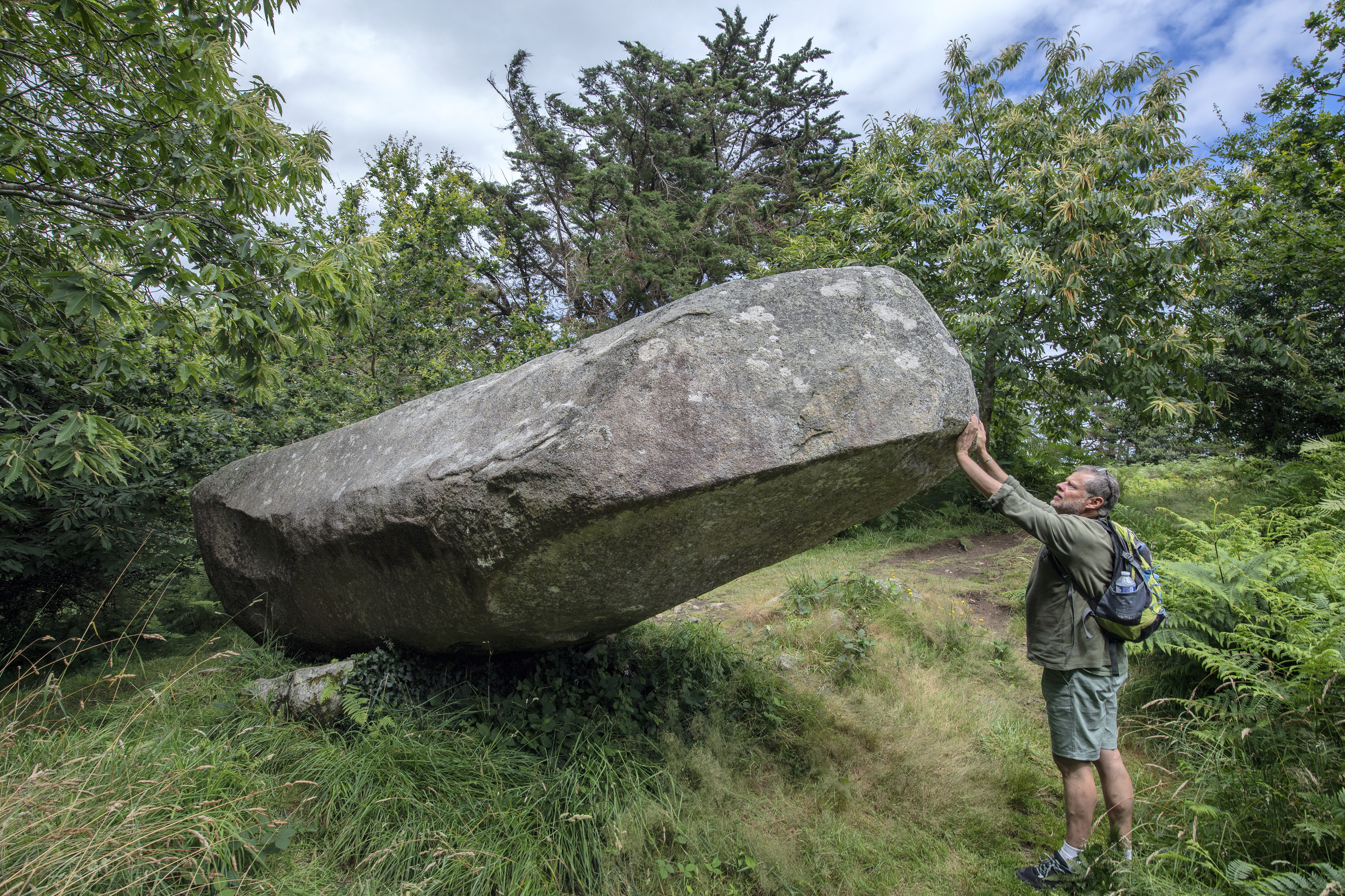 Le « bateau » de saint Conogan, imposant mégalithe de légende.