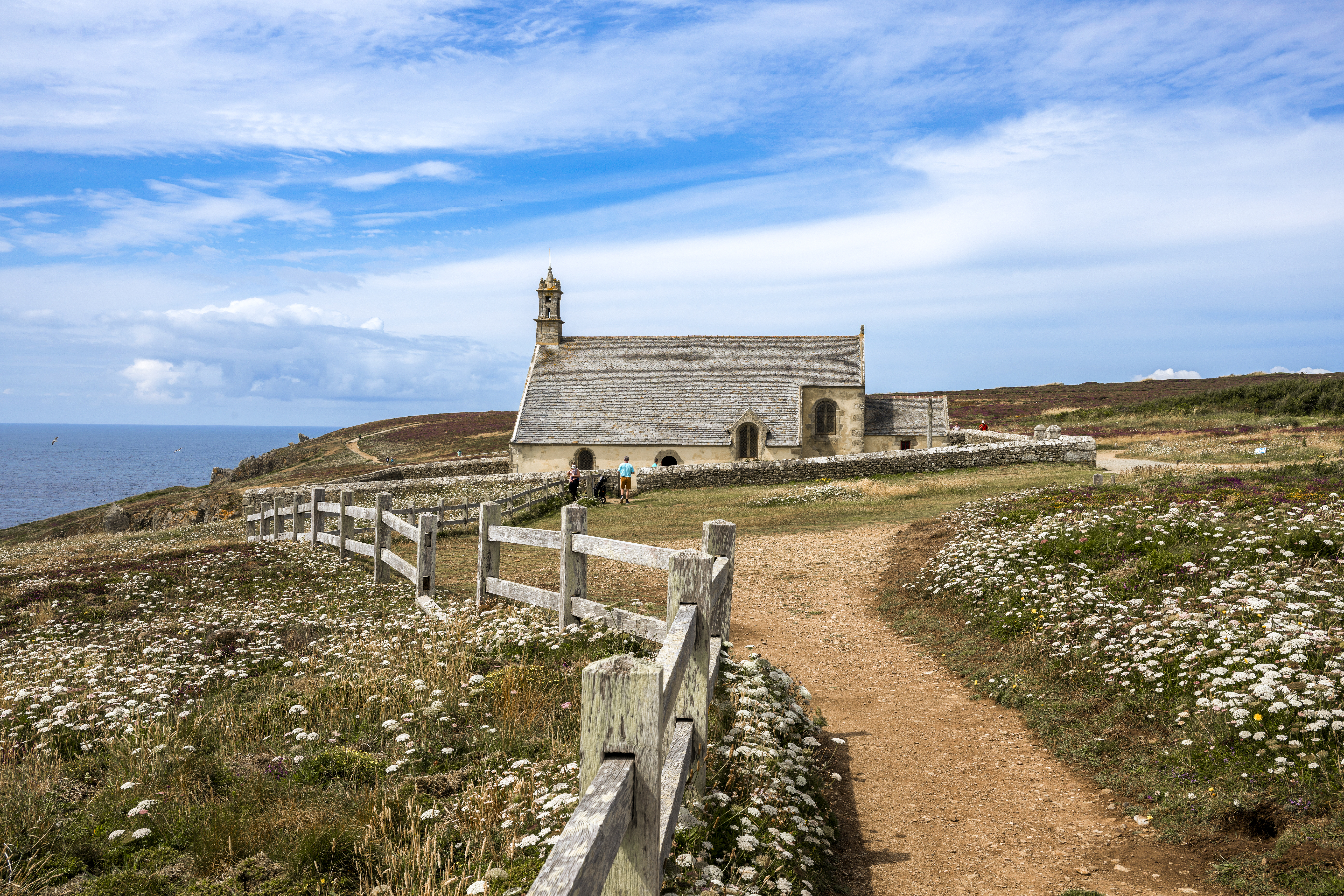 La pointe du Raz, Grand Site de France où veille au large le phare de la Vieille (1887), signe la fin de la randonnée.