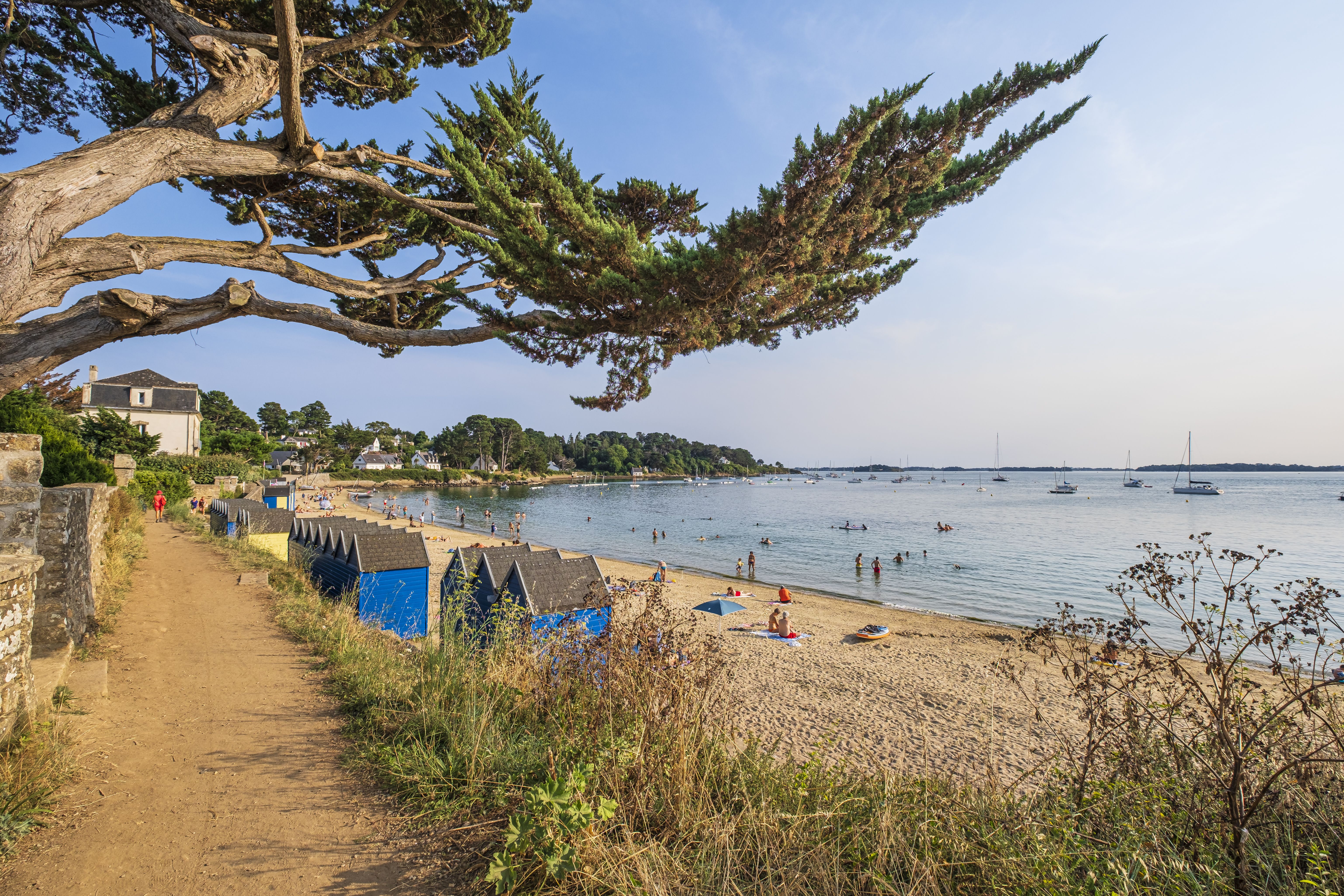 À 300 mètres du port, surplombée par de belles villas, la Grande Plage, ou plage du Drehen, et ses cabines de bain colorées.