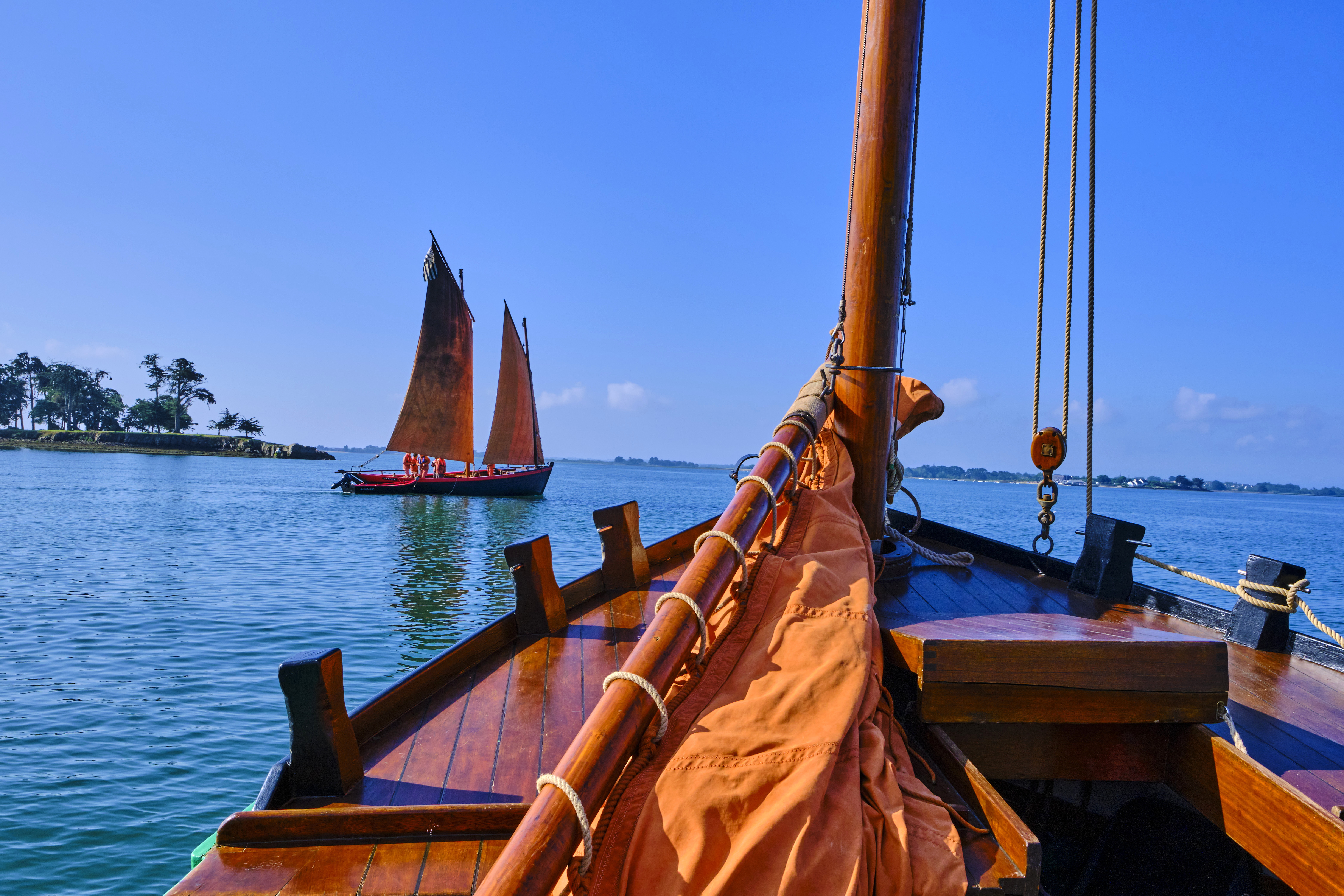 Le sinago Mab Er Guip, qui lui aussi a été restauré au chantier de Guip, navigue sur le golfe du Morbihan.
