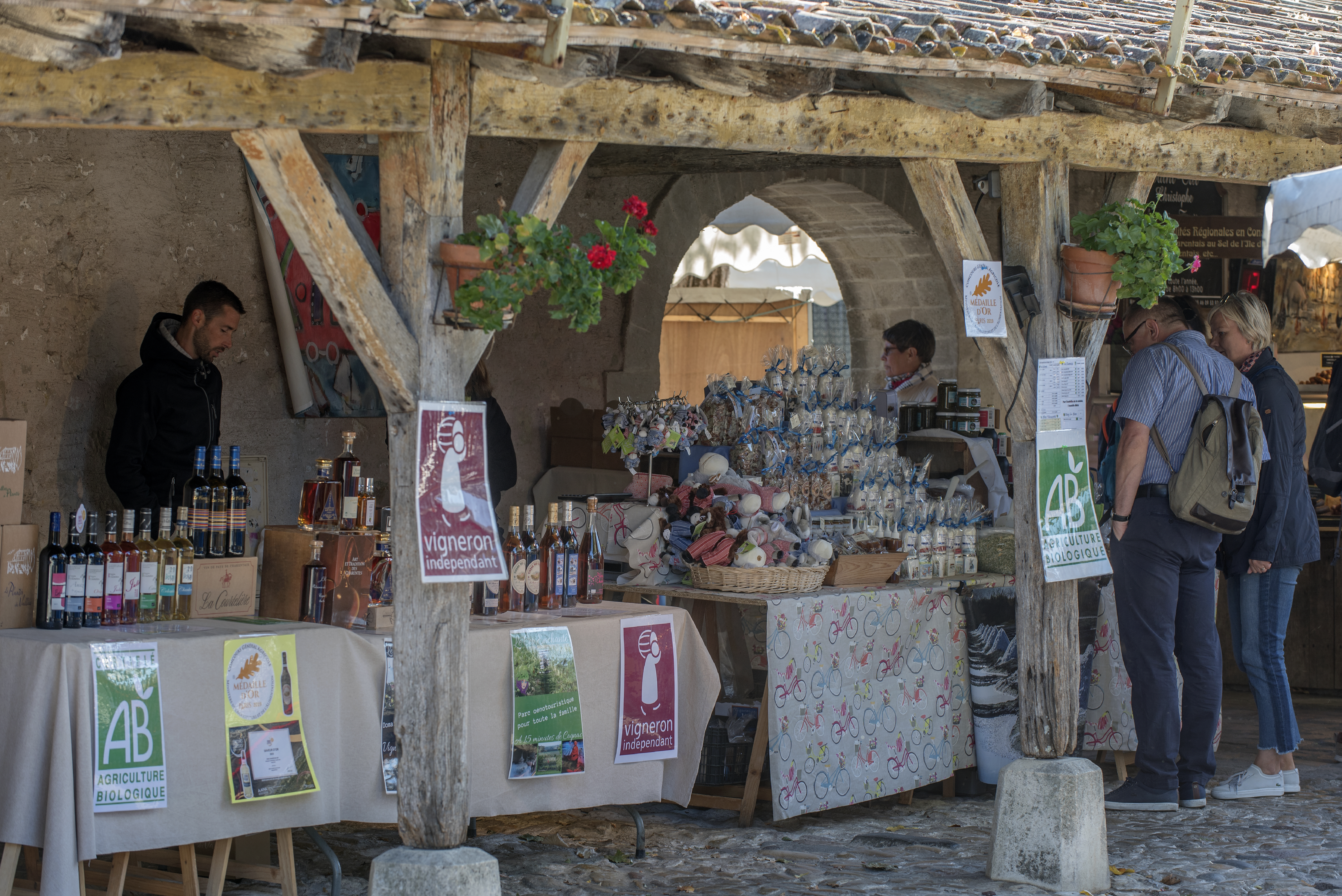 L’île est connue pour ses nombreux et authentiques marchés alimentaires. Ici, celui de La Flotte, dans son enceinte médiévale, est ouvert tous les jours, toute l’année.