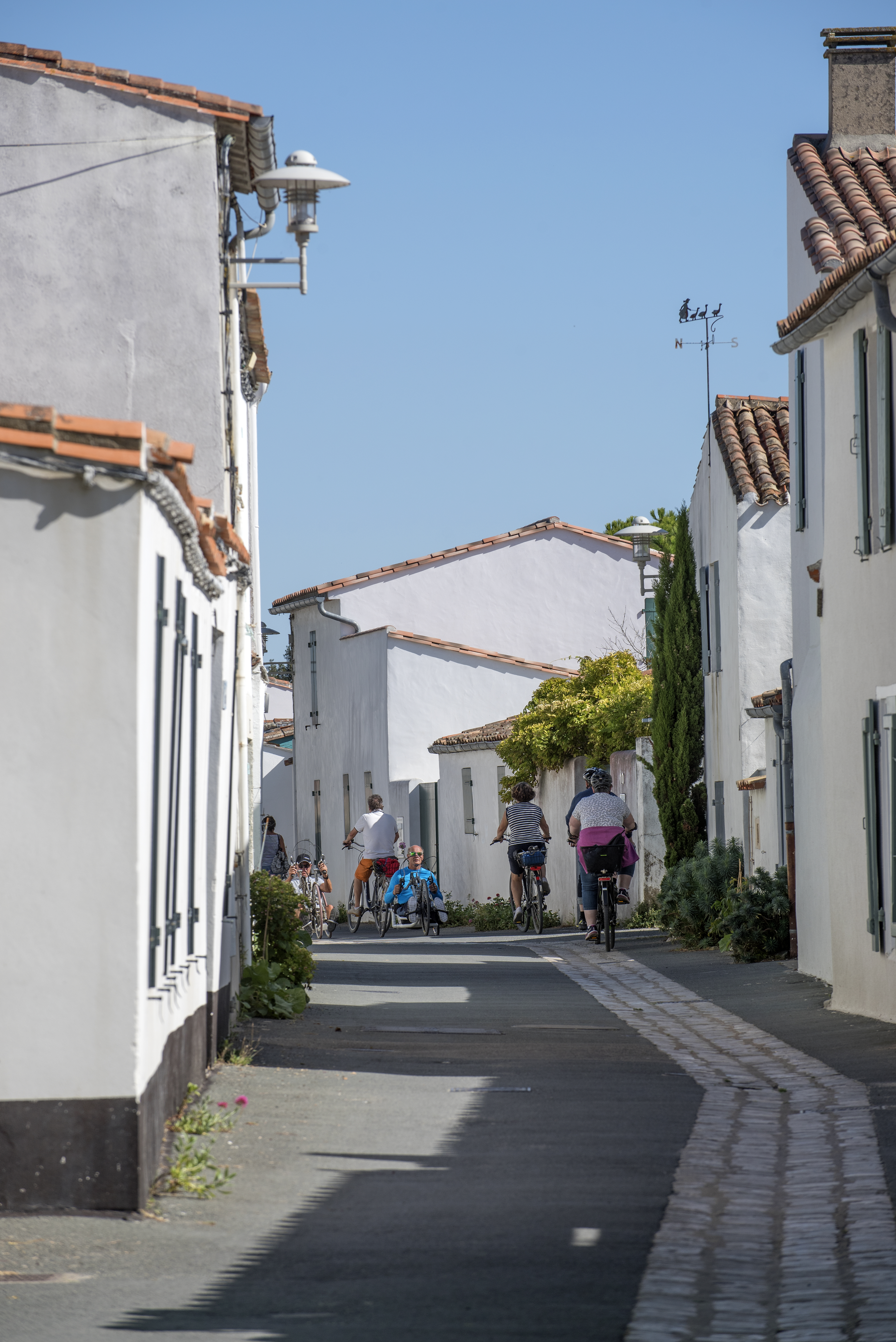 Situé sur la côte nord, au cœur des marais salants, Loix est le plus petit village et le plus petit port de l’île.
