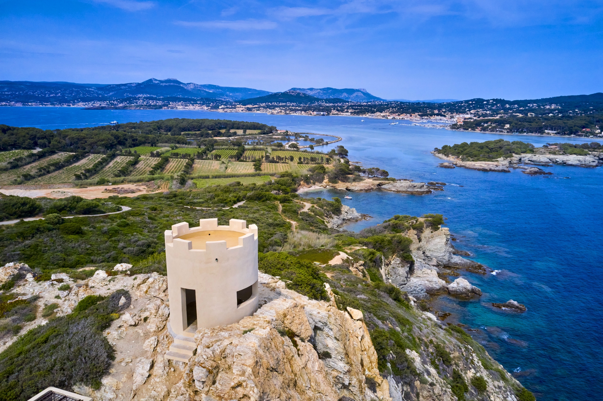 La tour de la Marine culmine à plus de 60m de hauteur. Là, on peut profiter d’une vue panoramique sur l’archipel et le littoral.