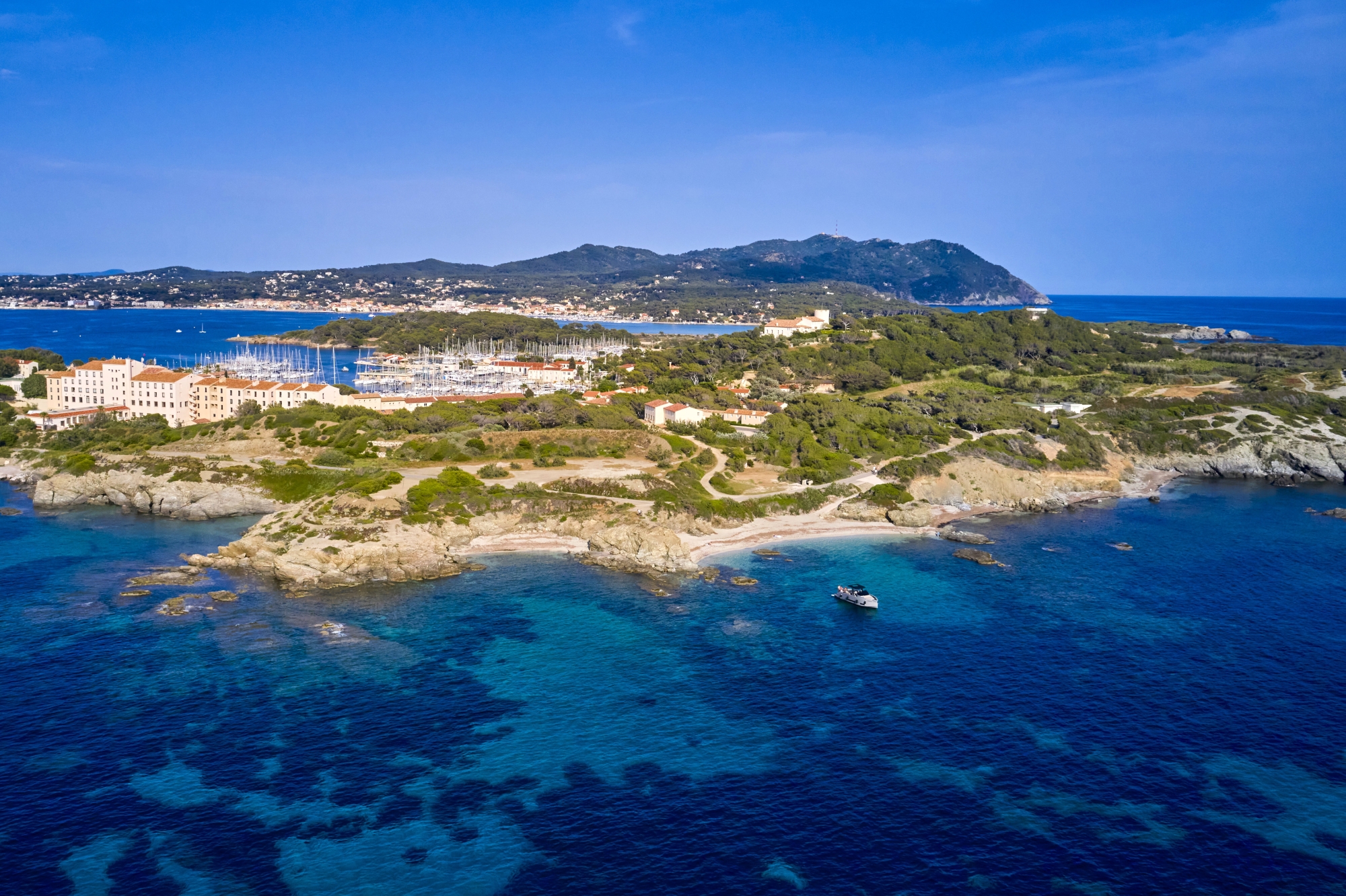 Sur la côte ouest des Embliez, face au Grand Rouveau, la plage des Allemands est la plus populaire de l’île. Ses eaux cristallines et ses langues de sable facilement accessibles y sont pour beaucoup.