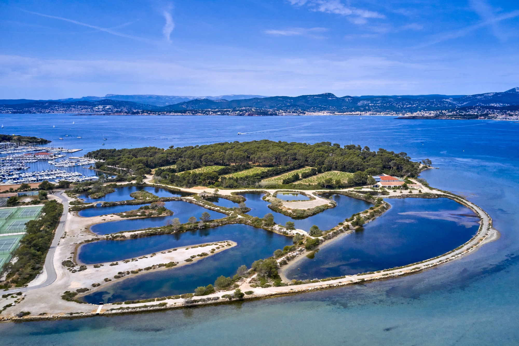 Les marais salants, dont l’exploitation fut lancée au XIe siècle par les moines de l’abbaye de Saint-Victor.
