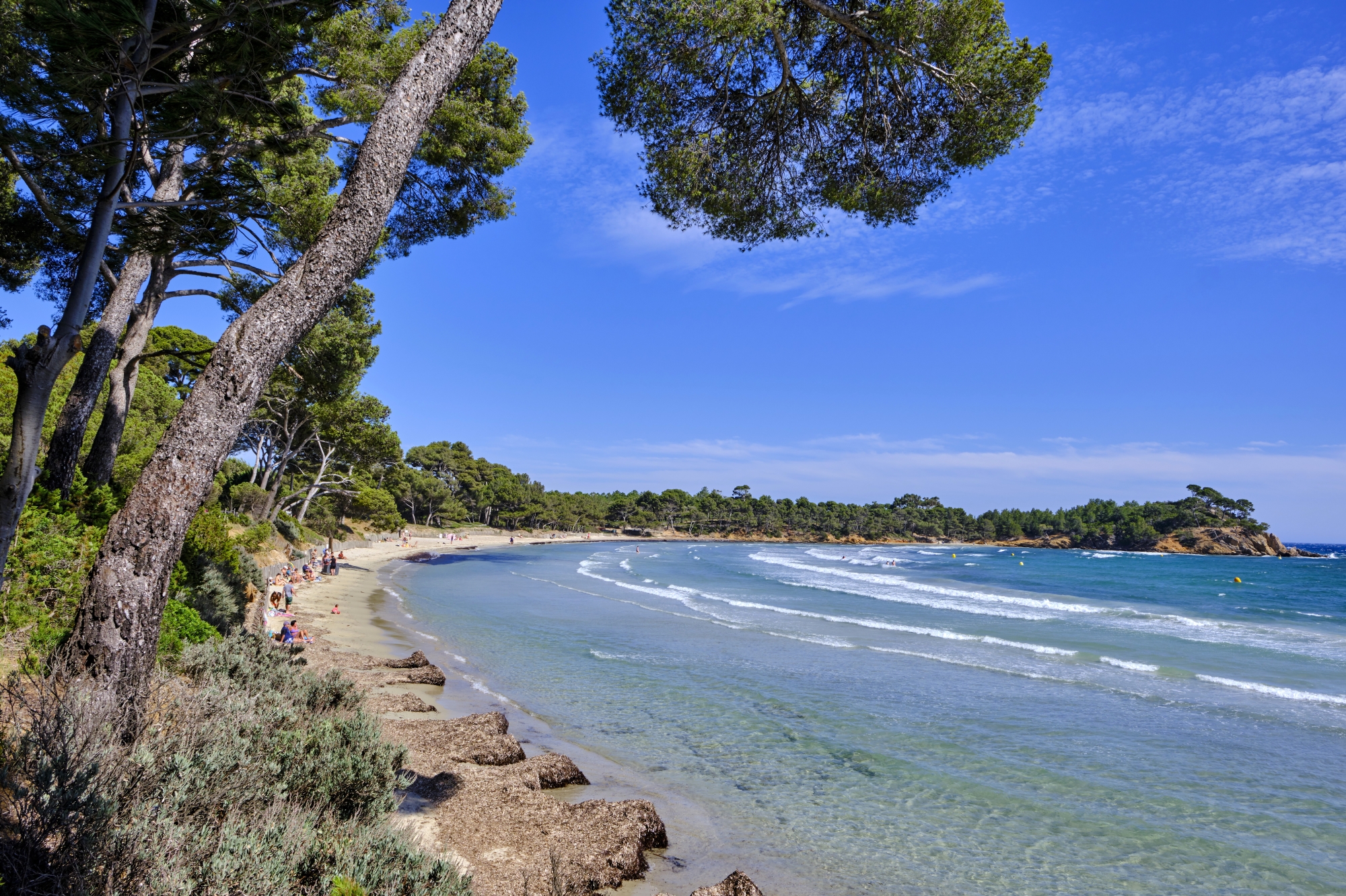 Avec ses eaux bleu lagon peu profondes et sa bande de sable blanc protégée du vent, la plage de l’Estagnol est incontournable.