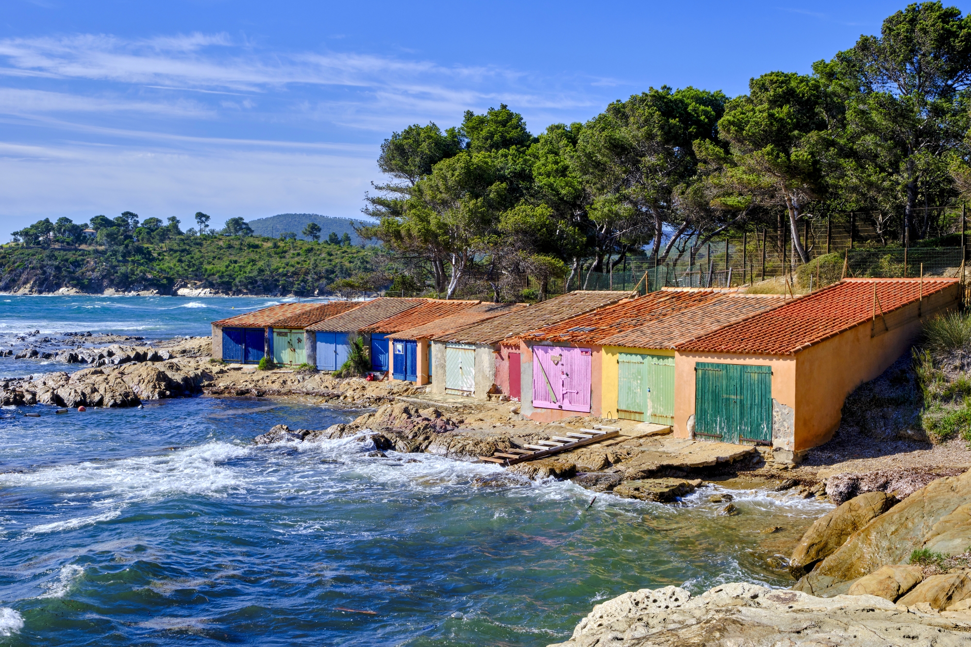 Sur la plage de Cabasson, de vieux cabanons de pêcheurs font face au fort de Brégançon.