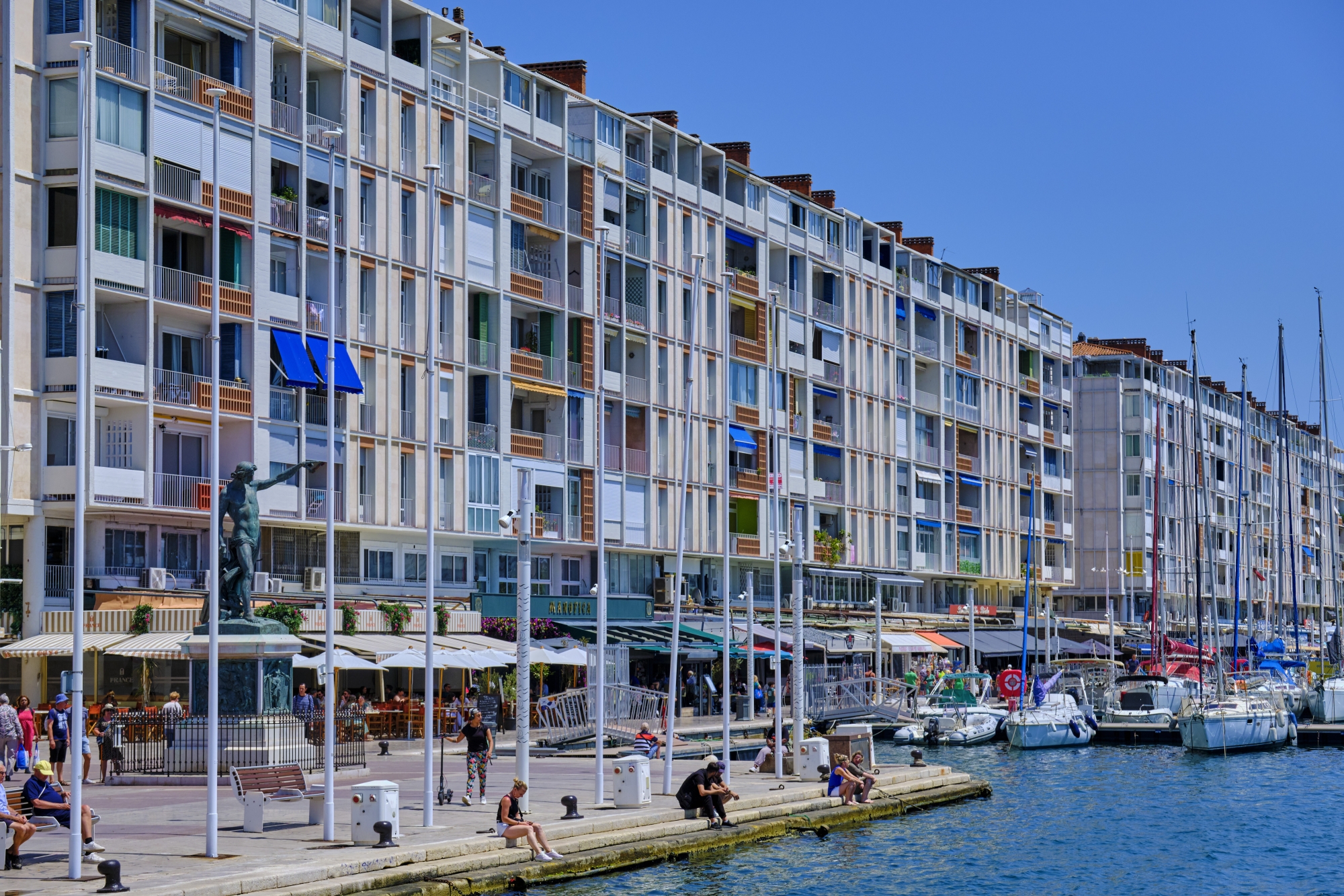 La Frontale, un front de mer 100 % piéton, et ses barres d’immeubles typiques de l’après-guerre, aujourd’hui labellisées « Patrimoine du XXe siècle ».