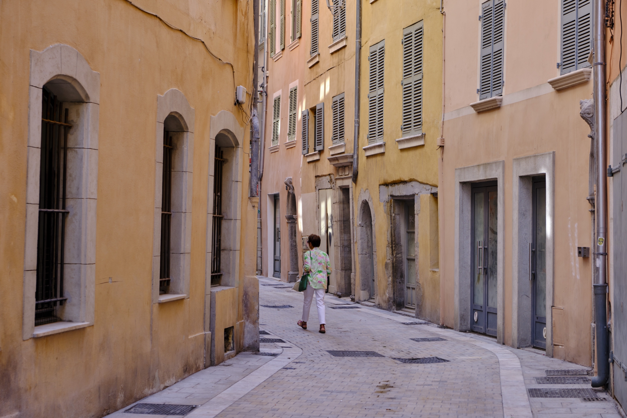 Quittant le port, nous arpentons les ruelles de la vieille ville, jadis délabrée et surnommée le « Petit Chicago ». Aujourd’hui, le quartier résolument branché est devenu le repaire des artistes locaux
