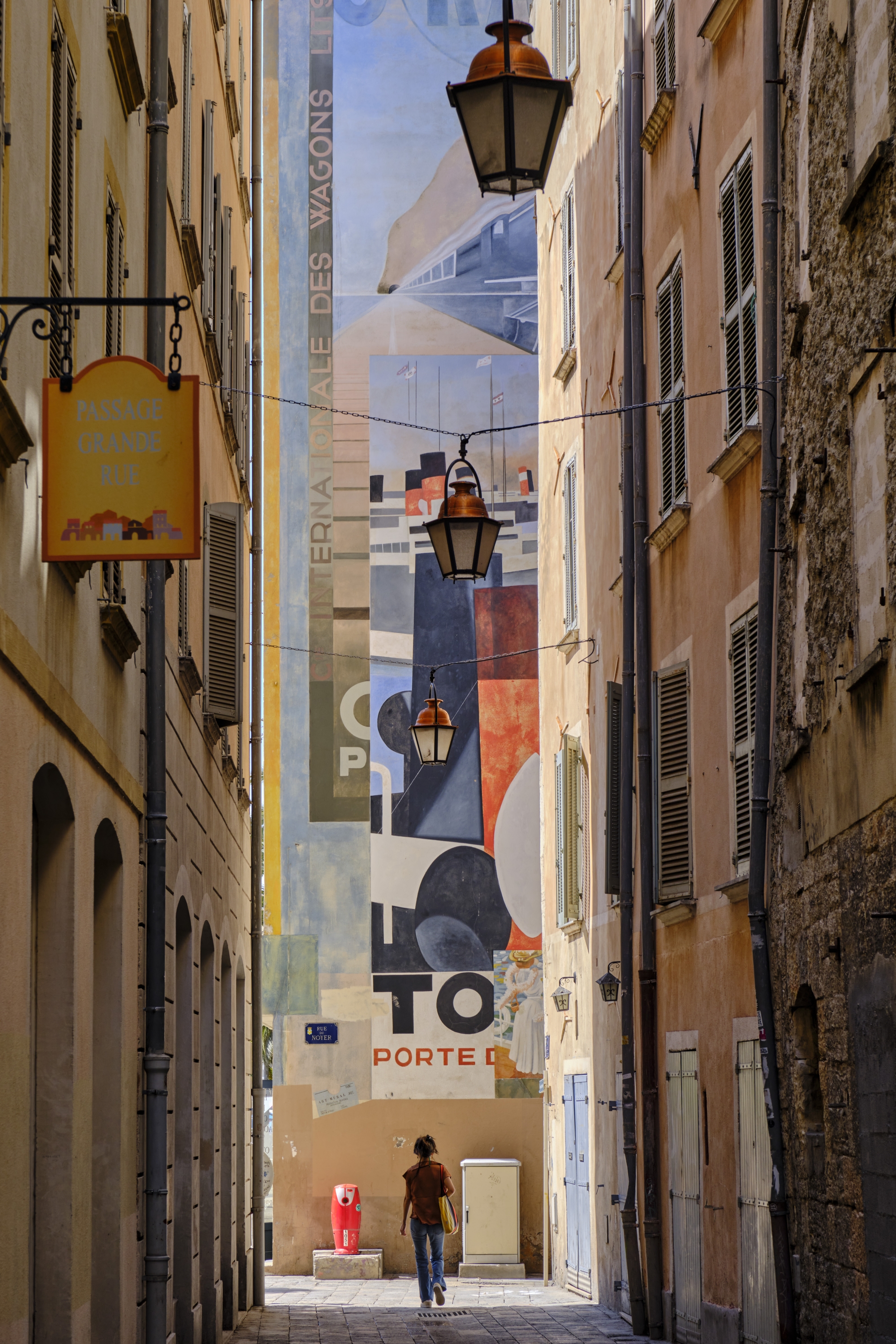 La rue du Noyer et sa gigantesque fresque murale.