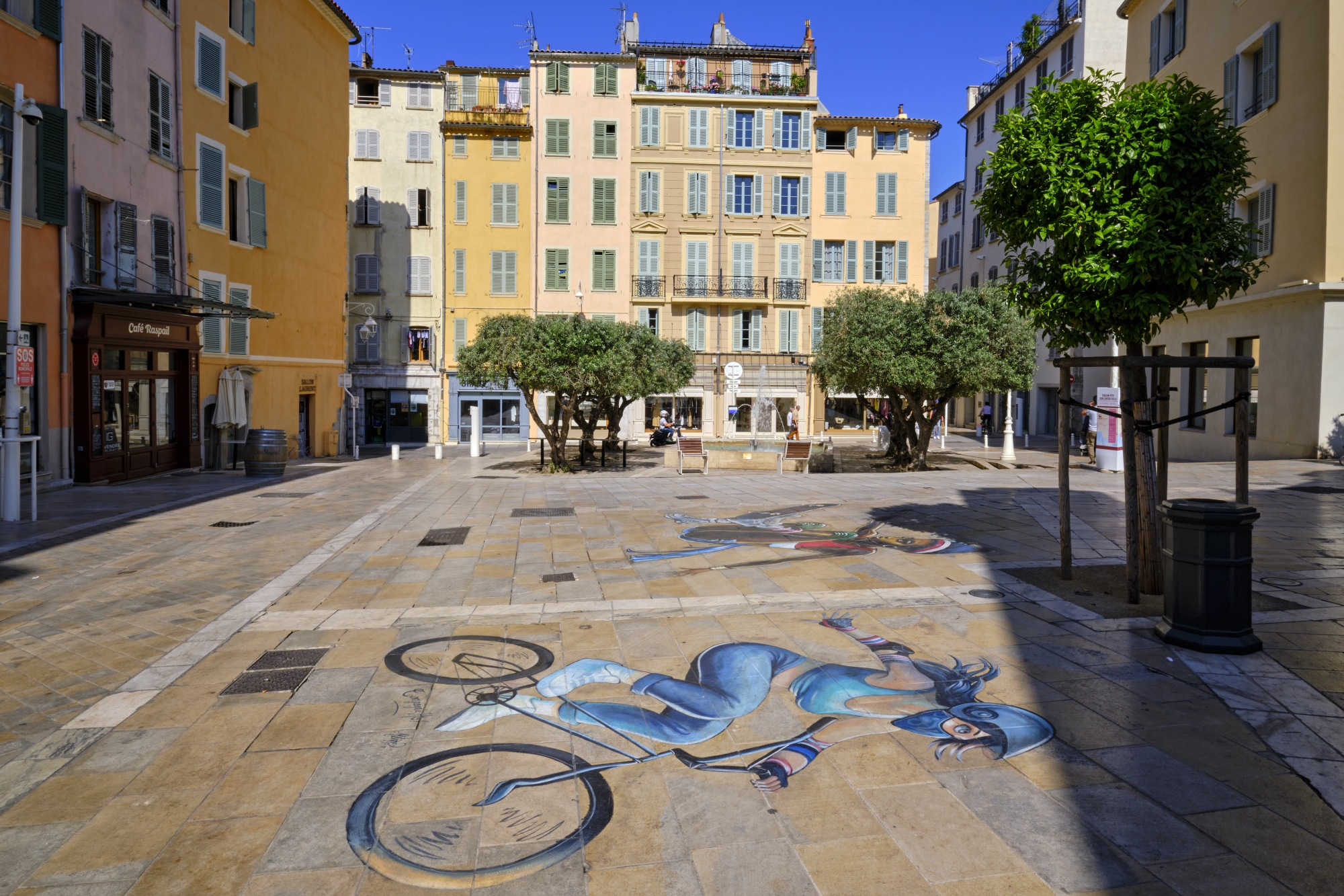 Le quartier des Halles, ancien centre médiéval de la ville. Ici, la place Vincent-Raspail, dont le sol est recouvert d’œuvres de street art.