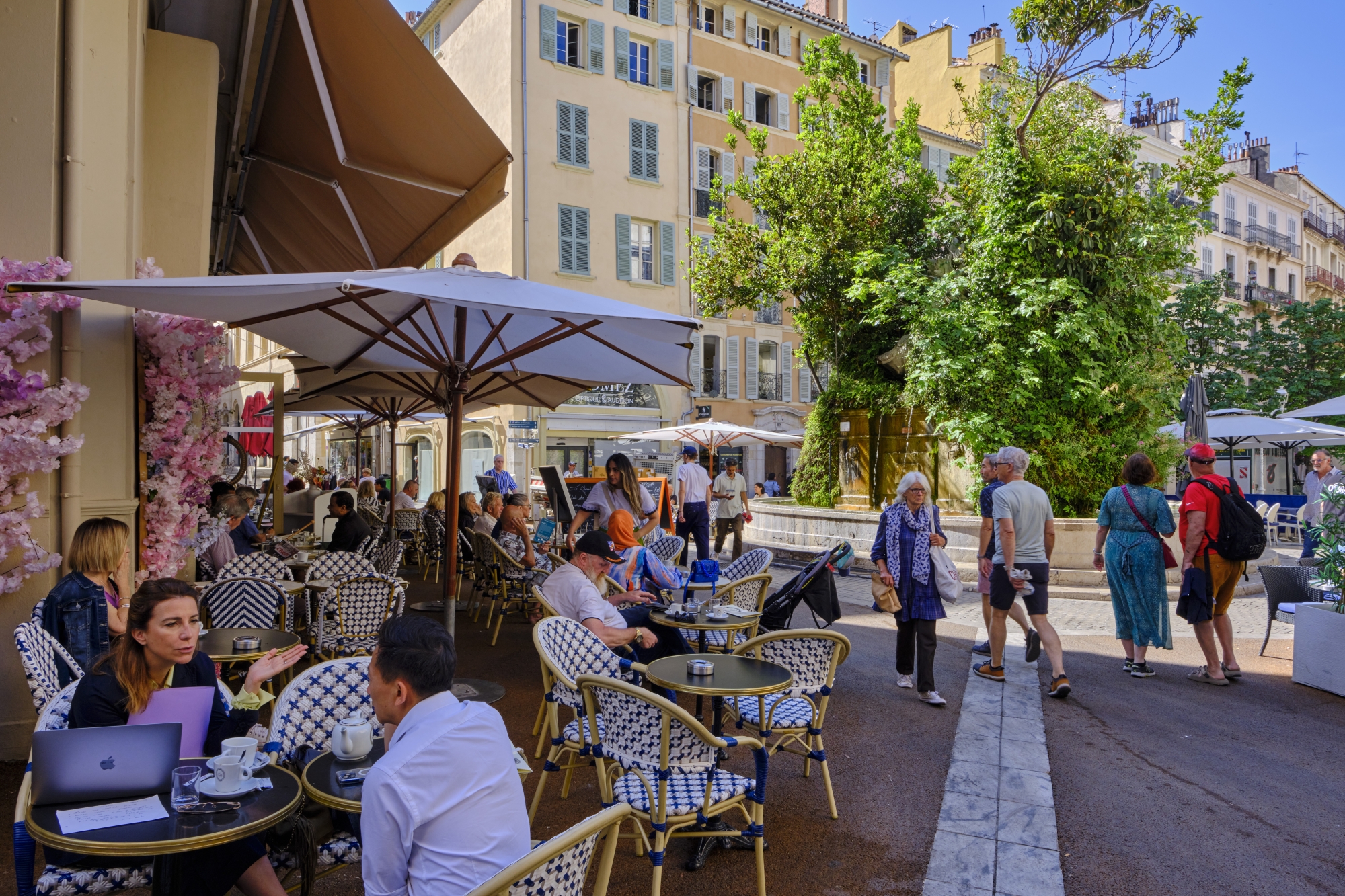 Les terrasses ombragées pullulent sur les agréables placettes toulonnaises.