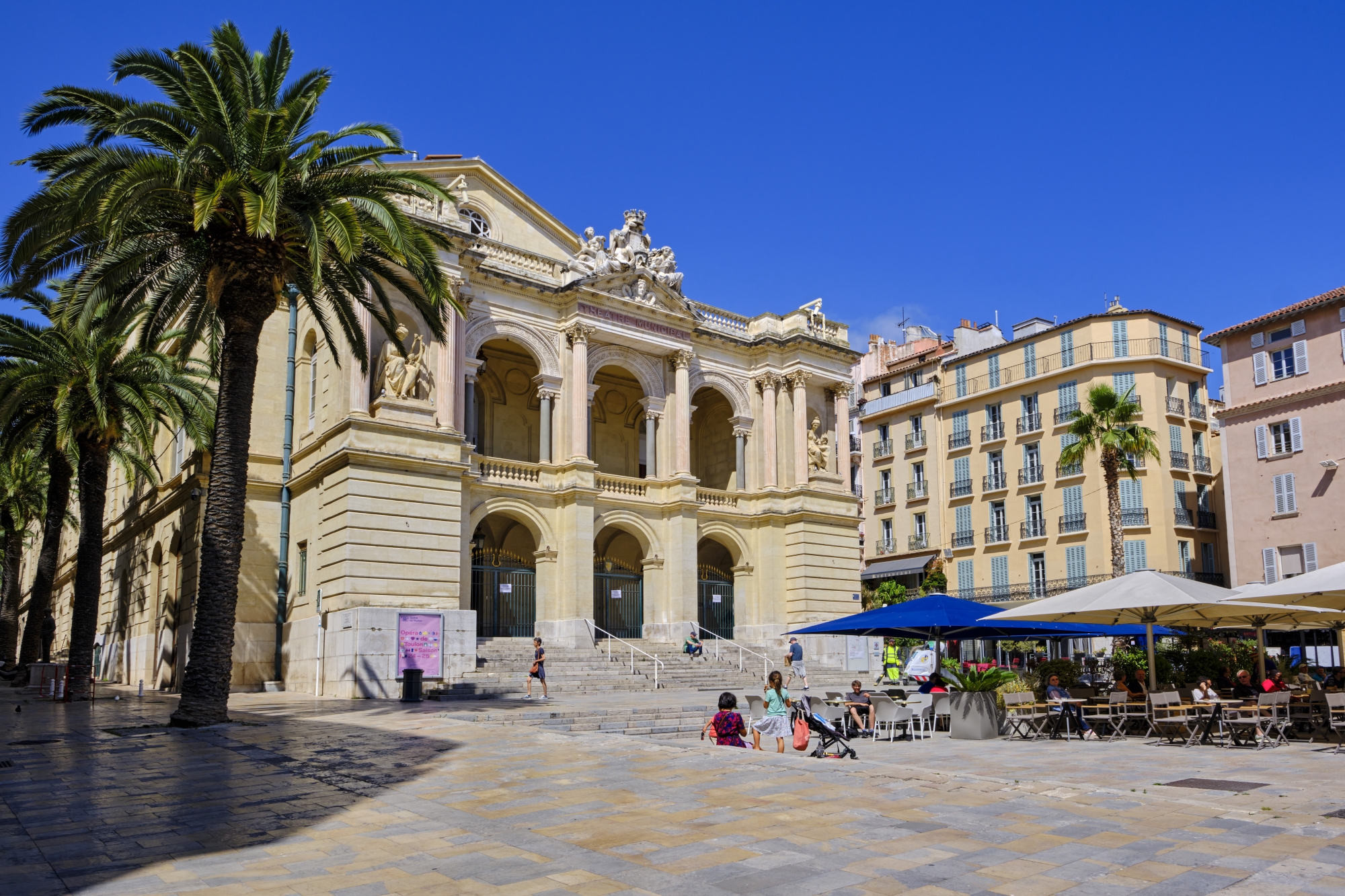 La place Victor-Hugo et l’Opéra, splendide bâtisse néo-classique.