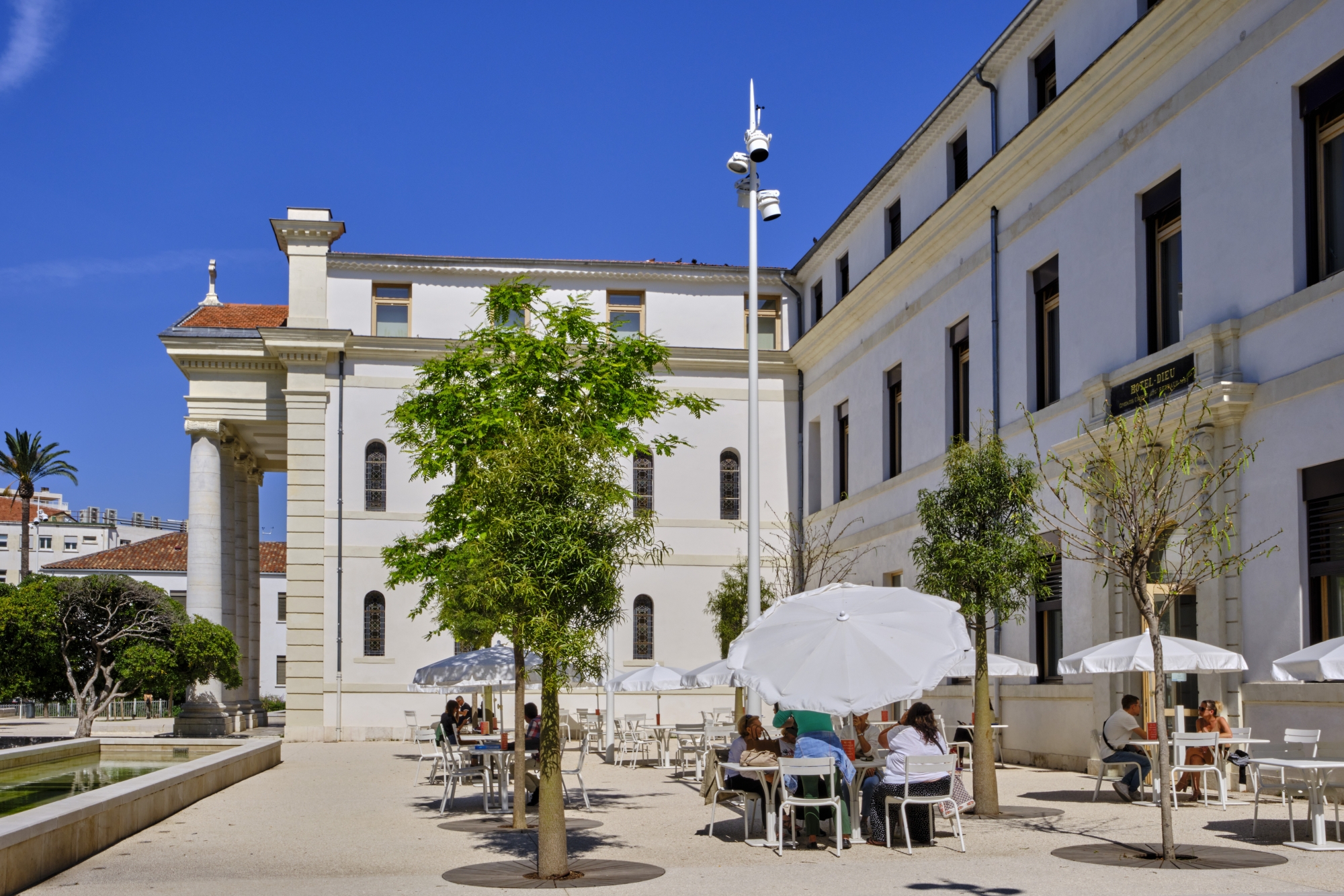 Pause détente dans le jardin Alexandre-I . Cette bulle de verdure, ancienne propriété de la Marine royale, est idéalement située en plein centre-ville.