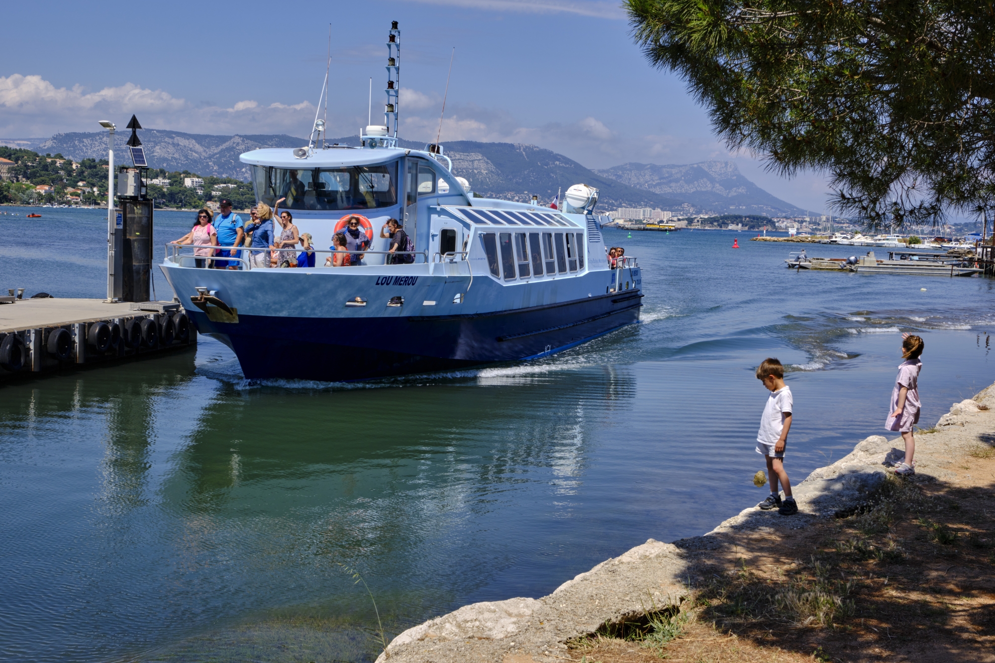 À bord d'un bateau-bus, nous rejoignons en moins de 20 minutes e 20 min La Seyne-sur-Mer où nous attend le fort Balaguier, tour défensive du XVIIe siècle qui abrite désormais un musée maritime.