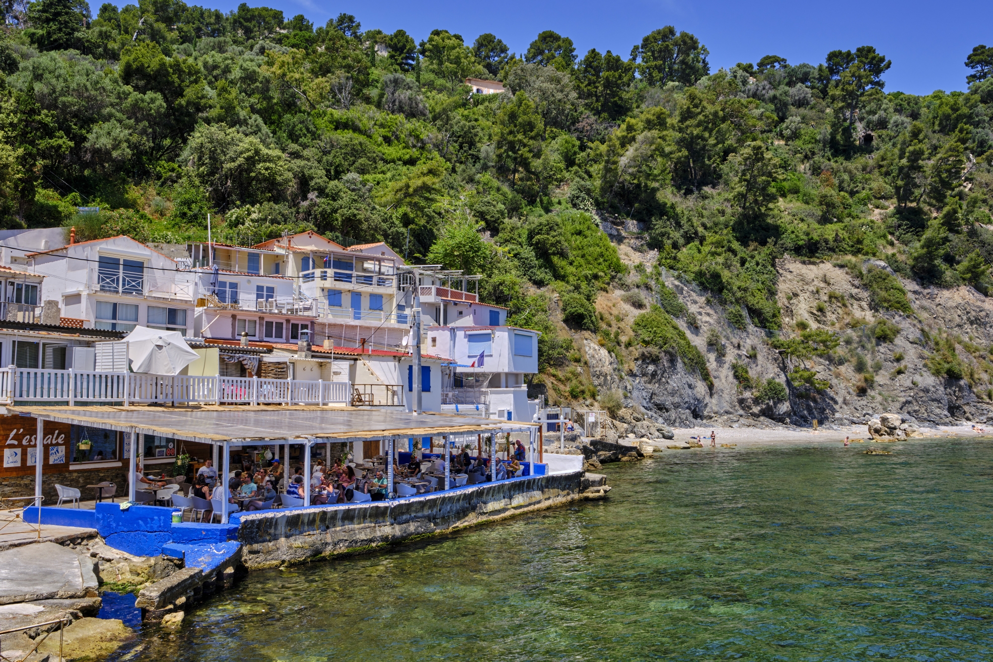 Déjeuner au bord de l’eau dans un creux confidentiel de l’anse Méjean au cours d’une balade sur le sentier du littoral qui doit nous mener jusqu’à la tour Royale.
