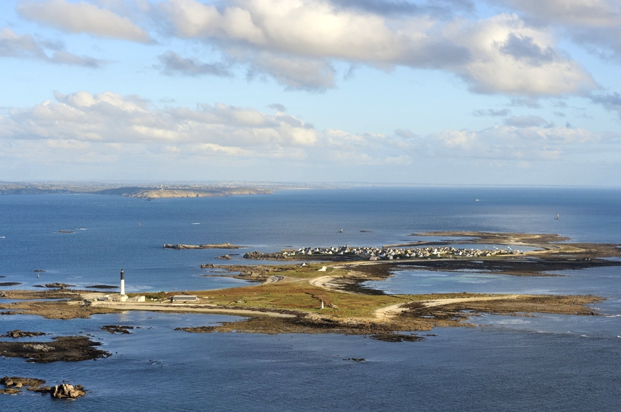 Mer d'Iroise, parc naturel régional d'Armorique, Ile de Sein, labellisé Les Plus Beaux Villages de France  et la Pointe du Raz en arrière plan (vue aérienne)