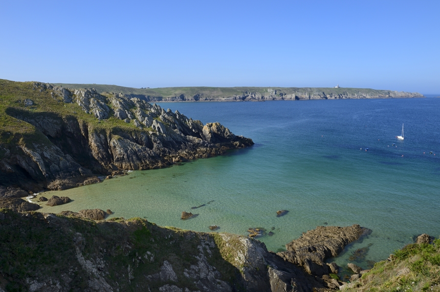 Mer d'Iroise, Plogoff, port naturel entre la Baie des Trépassés et la Pointe du Van, la Pointe du Raz en arrière plan