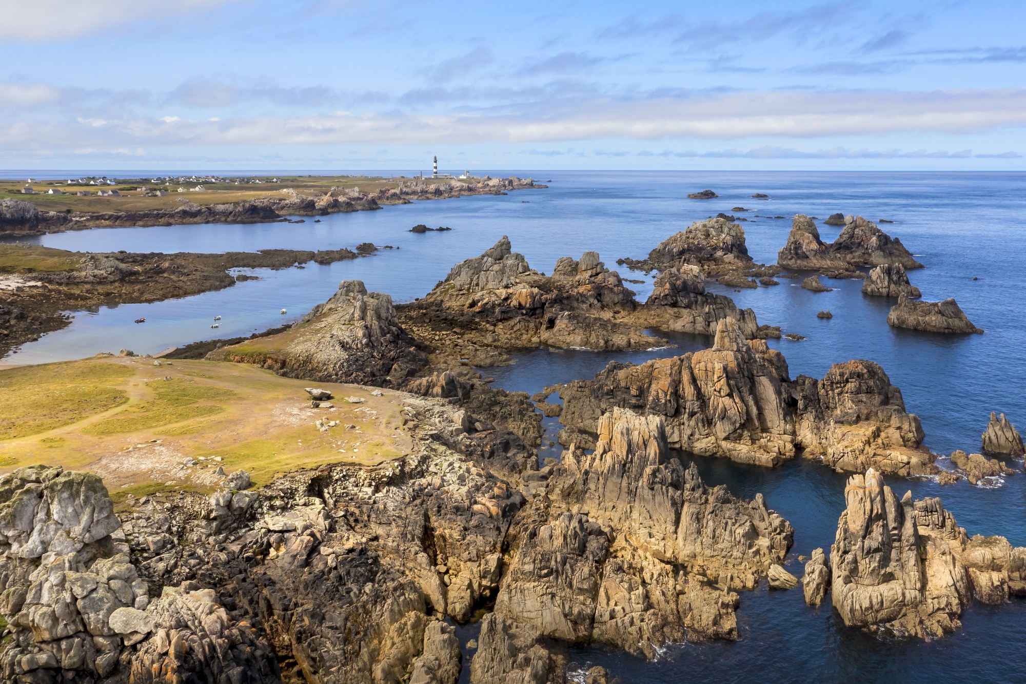 Mer d'Iroise, Ile d'Ouessant, la cote dechiquetée et les rochers de la cote Nord, le phare du Créac'h en arrière plan (vue aérienne)