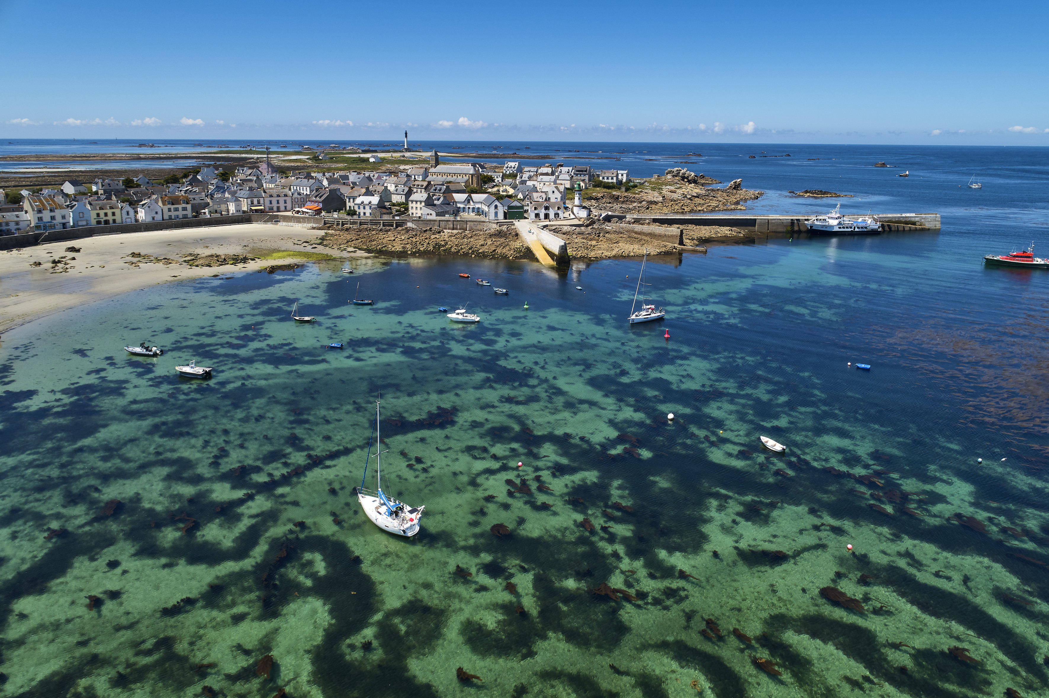 Mer d'Iroise, îles du Ponant, parc naturel régional d'Armorique, Ile de Sein, le port à marée basse 