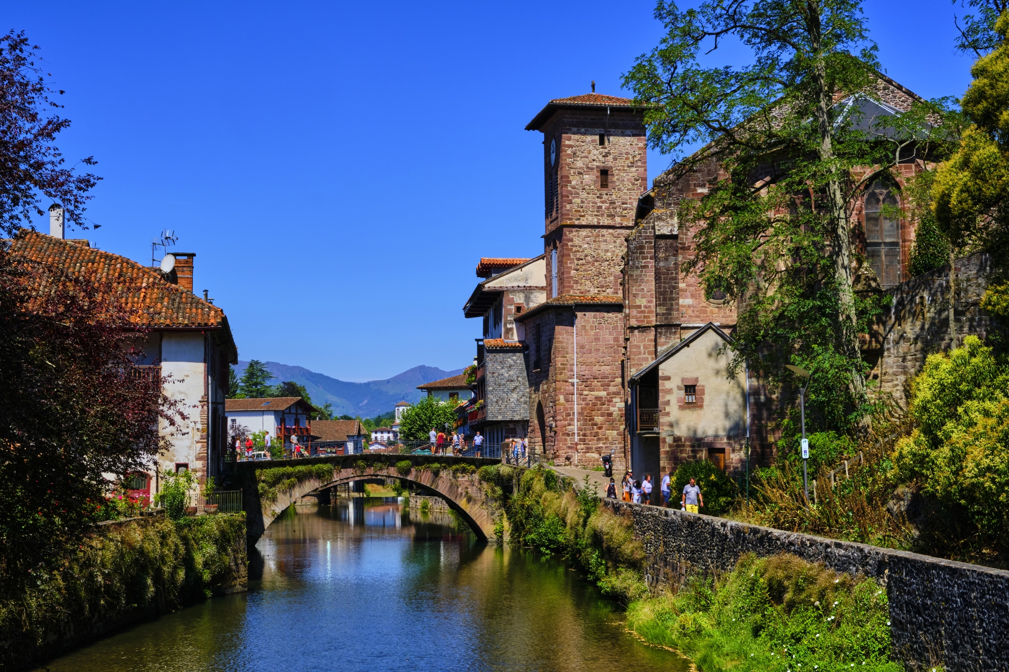 Le village de Saint-Jean-Pied-de-Port, le Pont Vieux sur la rivière Nive
