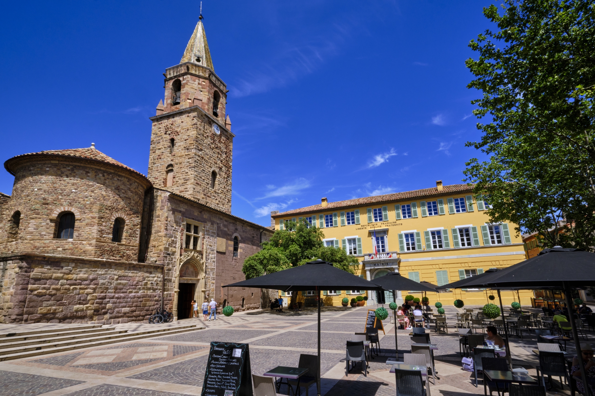 La cathédrale Saint-Léonce située dans le centre historique de Fréjus où il fait bon profiter de cette ambiance paisible depuis une terrasse d'un café.