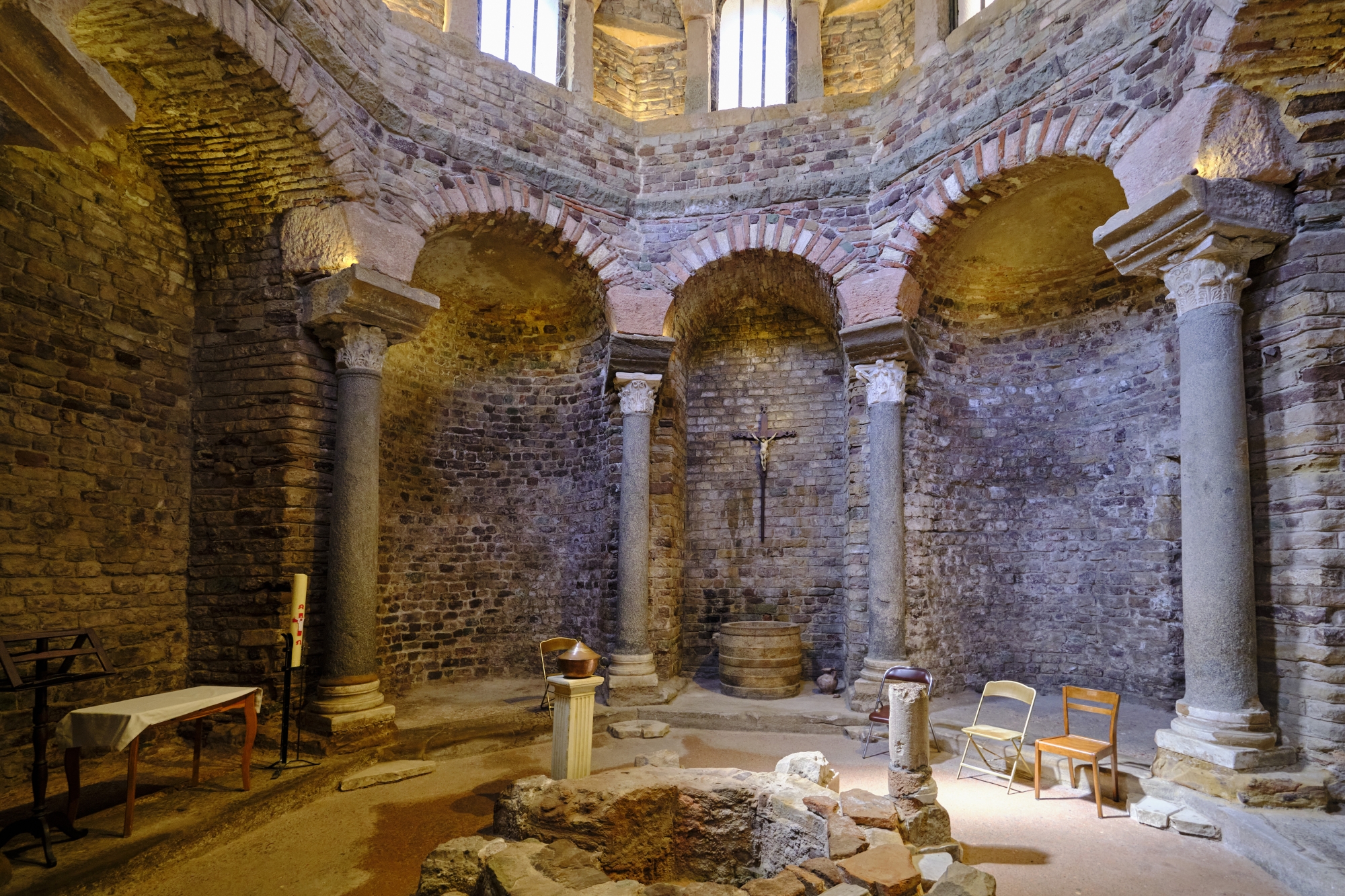 Le baptistère attenant à la cathédrale. Son parement à bossages, pareil à celui des autres bâtiments, donnait à l'ensemble une apparence de lieu fortifié. 
