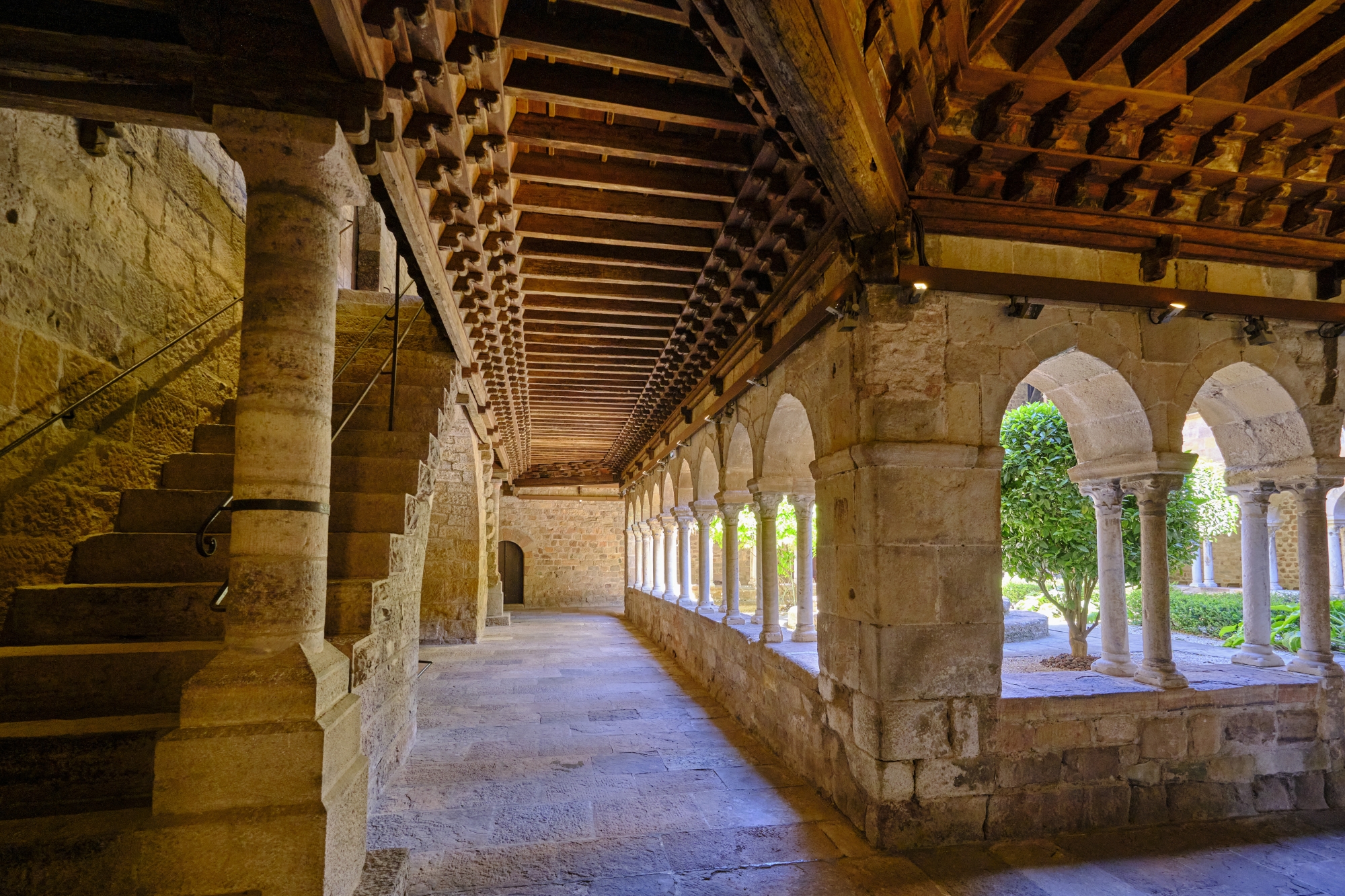 Le cloître de la cathédrale Saint-Léonce, édifié au XIIIe siècle.