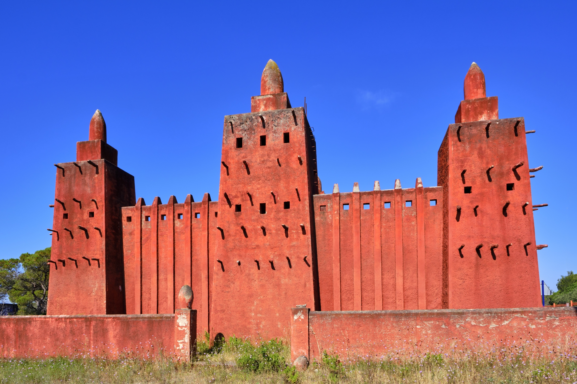 naugurée en 1930, la mosquée Missiri s'inspire de la grande mosquée de Djenné, au Mali.