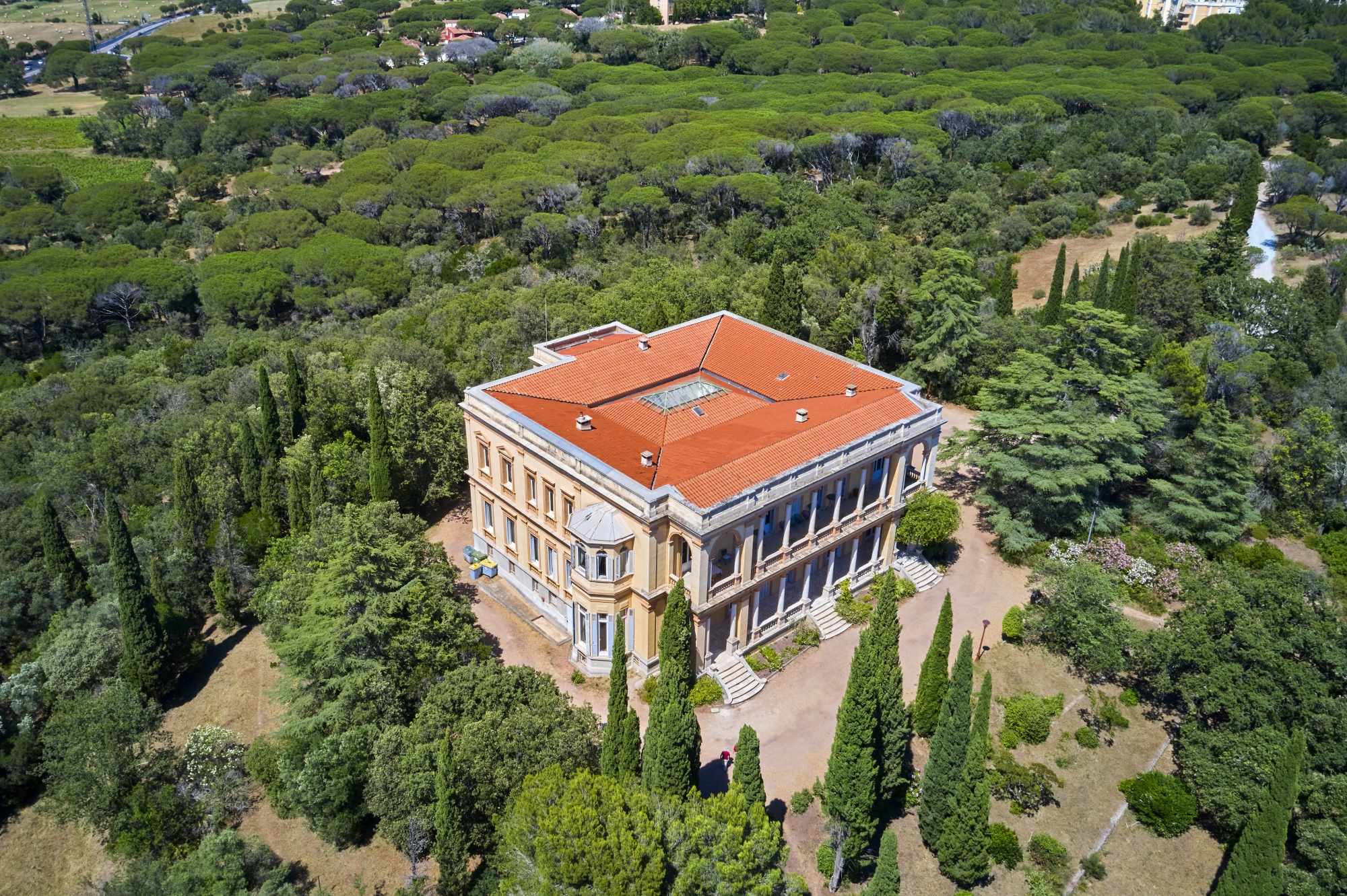 Construite à la fin du XIXe siècle, la Villa Aurélienne tire son nom de la Via Aurélia, l’antique voie romaine qui passait non loin de là. 