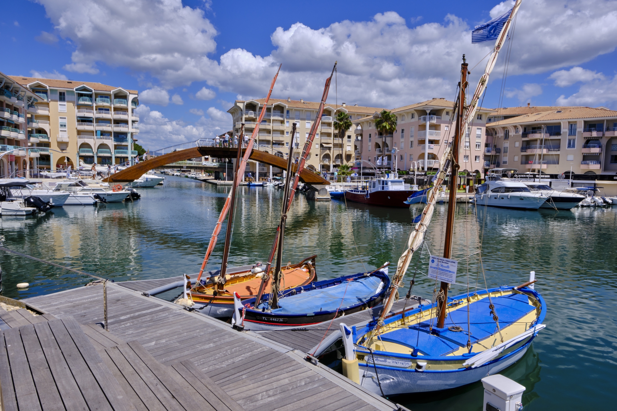 Port-Fréjus est plus qu'un port de plaisance : c'est un quartier emblématique, typique et chaleureux, rythmé par de nombreuses festivités.