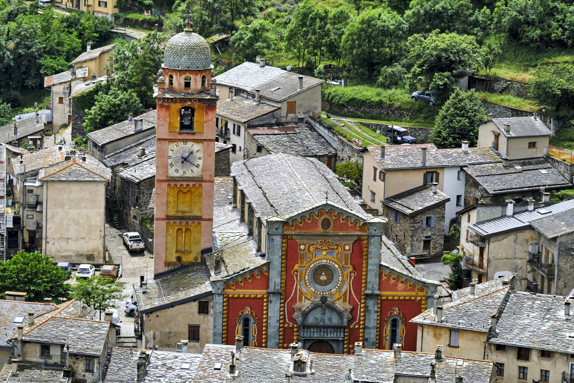 Perché à 800 m d’altitude à proximité de la frontière italienne, Tende était jadis très convoité pour sa position stratégique. Là, impossible de rater la collégiale Notre-Dame- de-l’Assomp- tion (xve-xvie), subtil mélange de style roman lombard et de baroque.