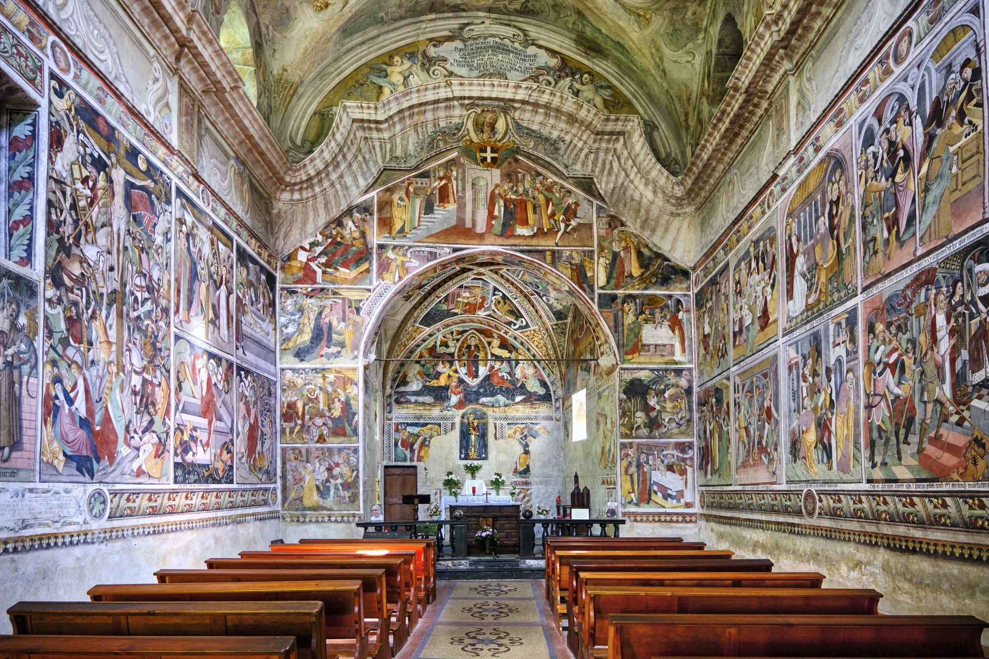  La Brigue, les fresques Renaissance (xve) de la chapelle Notre-Dame- des-Fontaines lui valurent son surnom de « chapelle Sixtine de la Roya ». Signées Canavesio et Baleison, elles recouvrent 220 m2 de superficie, du sol au plafond.