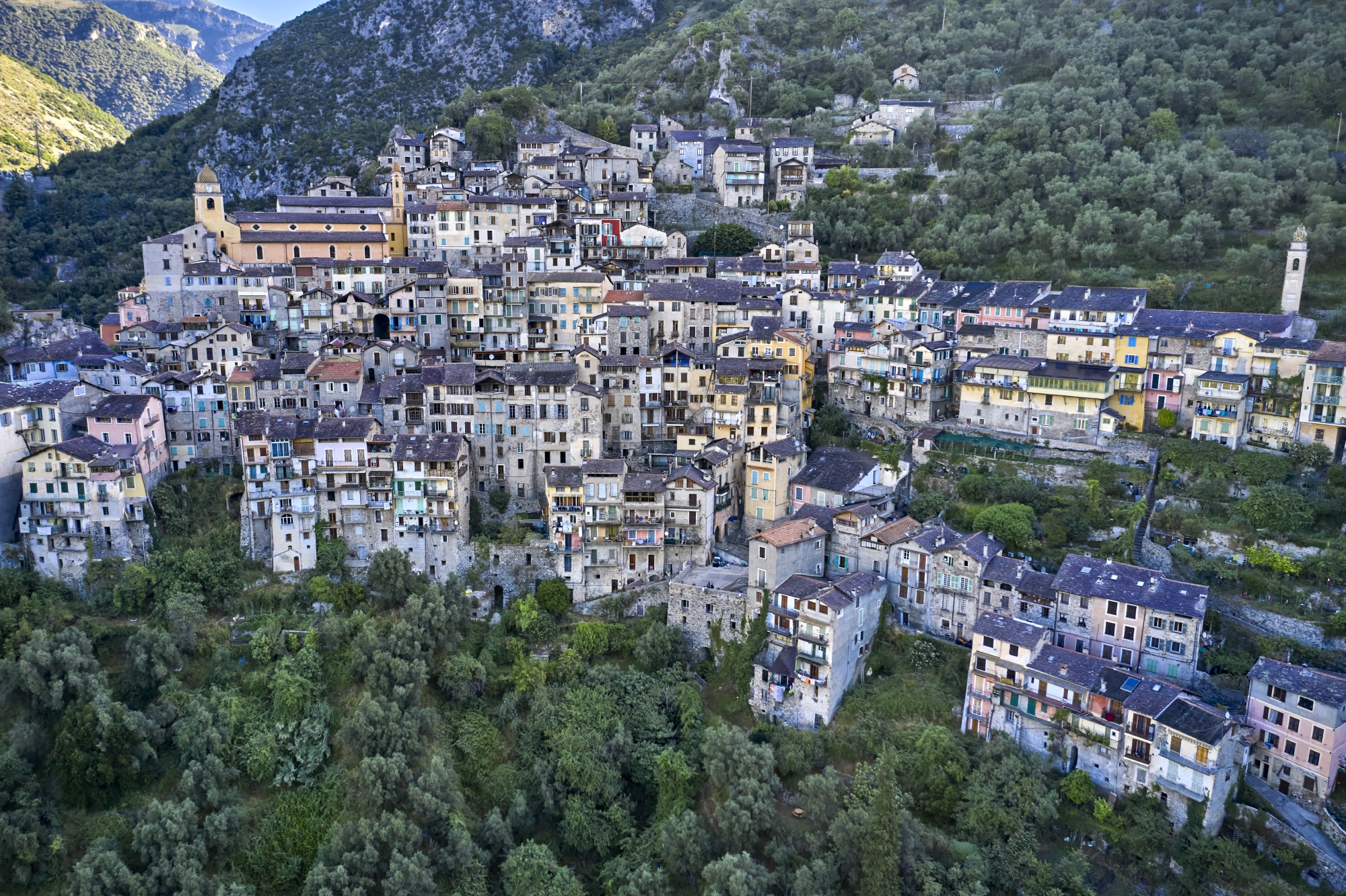 Saorge, une étonnante commune à flanc de colline labellisée parmi les « Plus Beaux Villages de France ». Il est vrai que cette ancienne forteresse moyenâgeuse, jadis surnom- mée le « verrou de la Roya », dégage une atmosphère aussi belle que singulière.