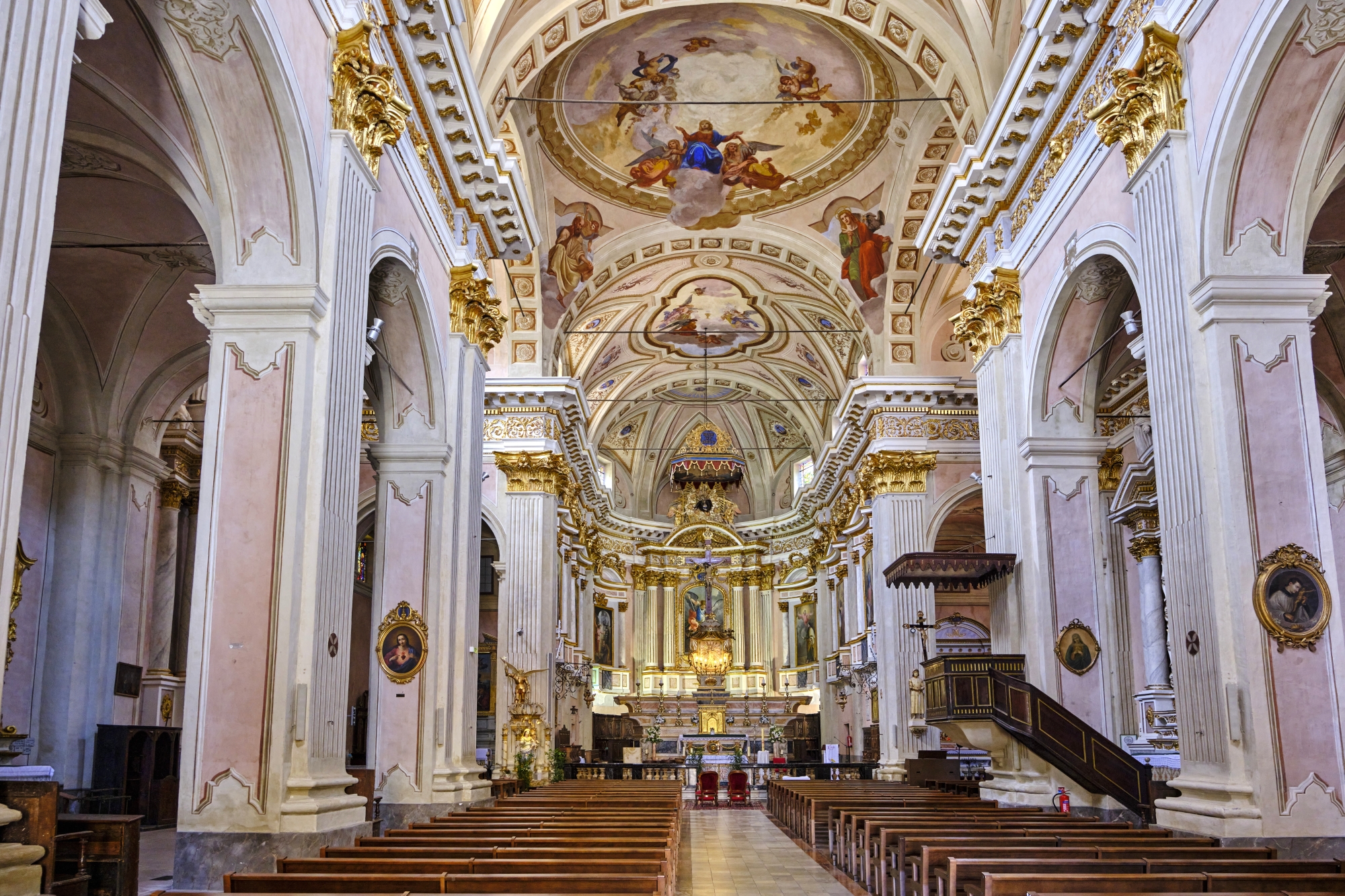Reconstruite au XVIIe siècle, la cathédrale Saint-Michel est l’un des plus beaux exemples d’architecture religieuse baroque de la région.