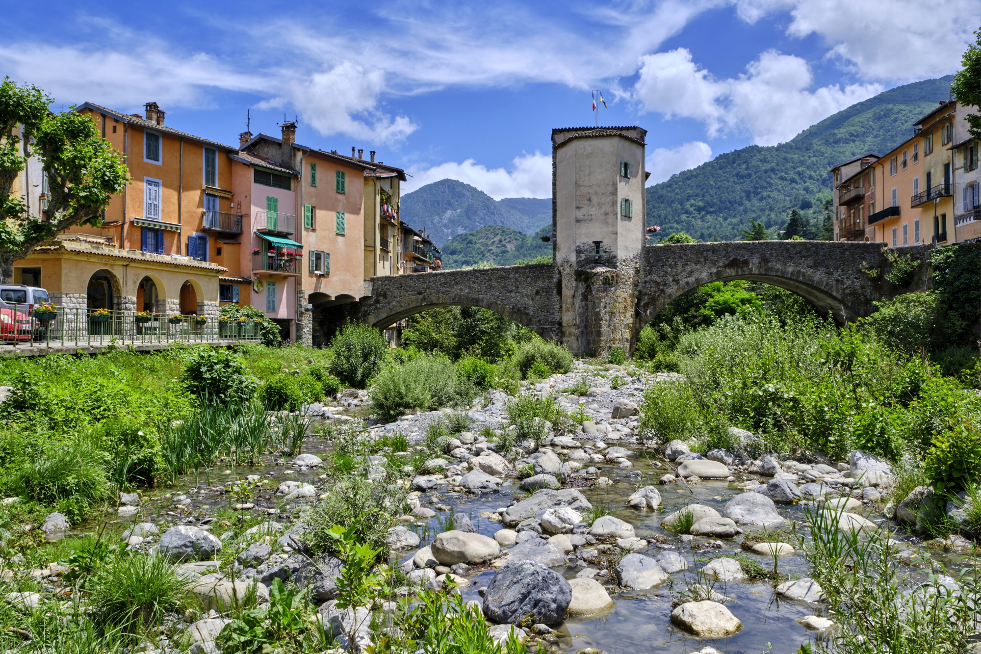 Pont médiéval à arches, placettes pavées, façades et persiennes colorées… Sospel dégage tout le charme des petites villes du Sud.