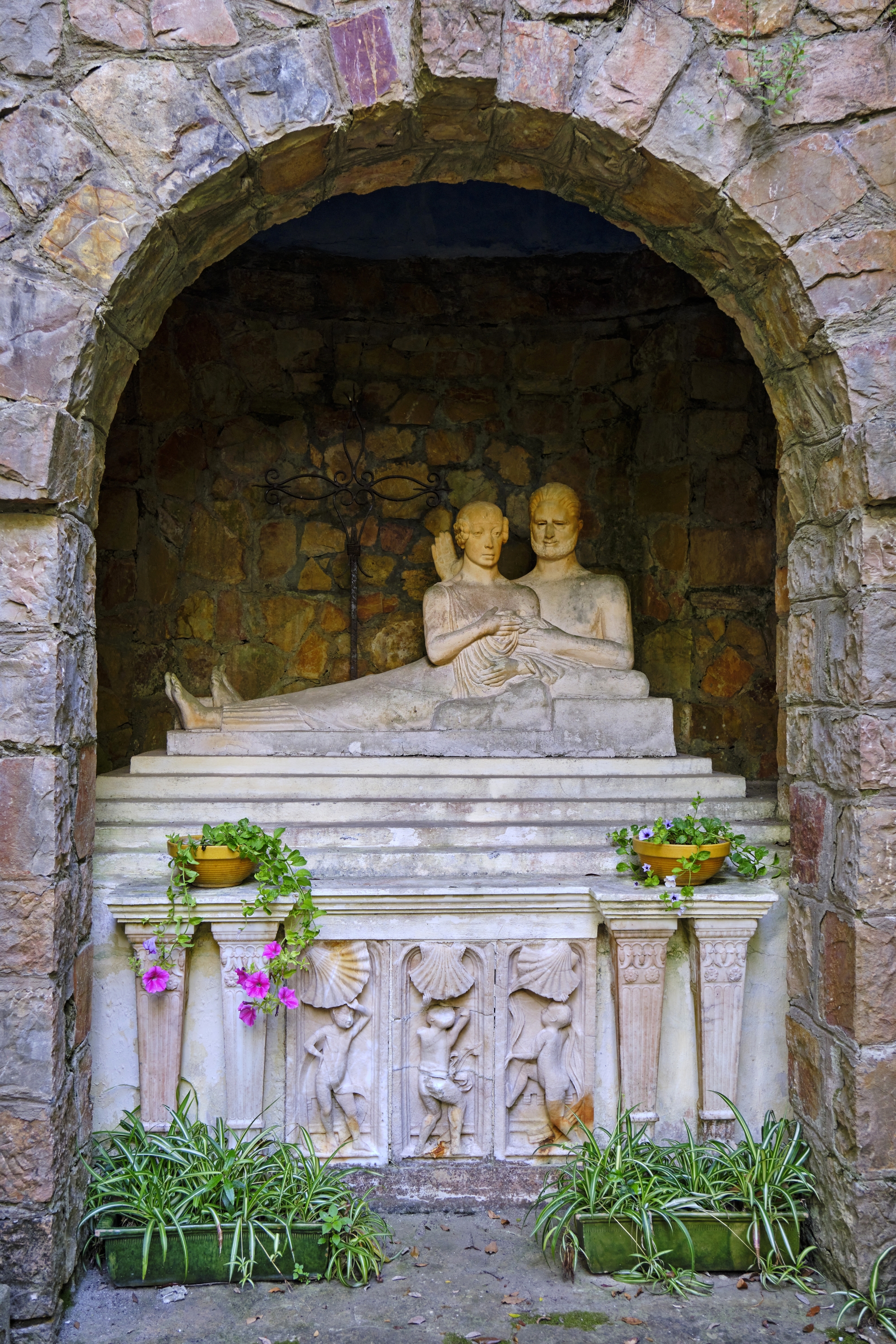 La tombe de style étrusque du couple Domergue.