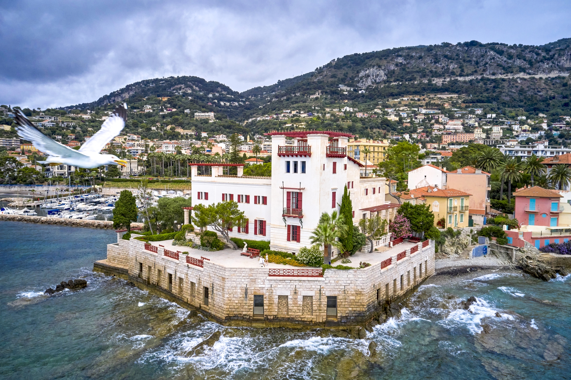 Posée sur la pointe de la baie des Fourmis, la villa Kérylos reprend les codes de l’oikos antique.