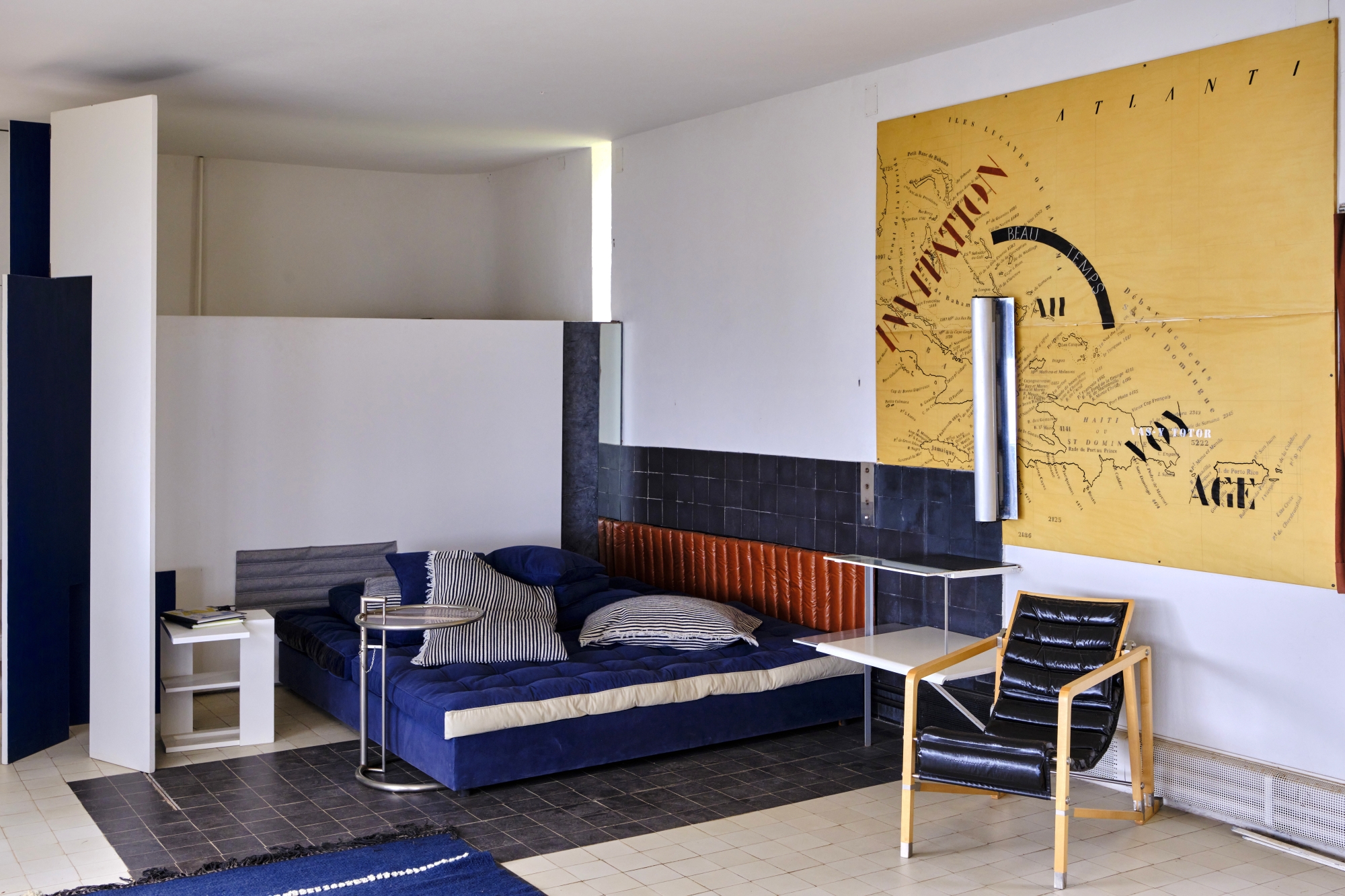 Ci-dessus, le salon avec table à thé et carte marine.