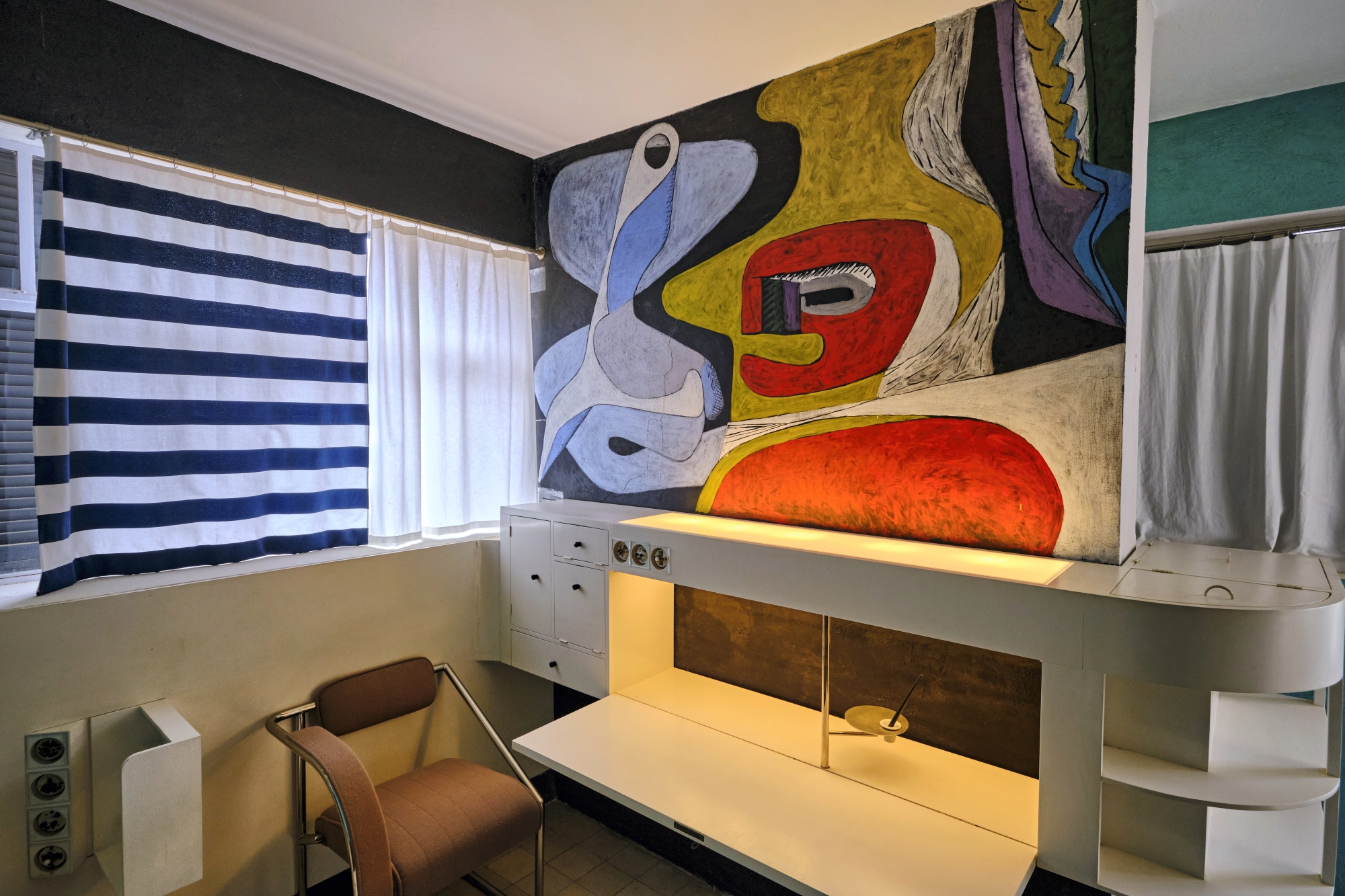 L’intérieur de la maison, agrémenté de fresques de Le Corbusier, présente un mobilier fixe ou mobile ultra-fonctionnel signé Eileen Gray.