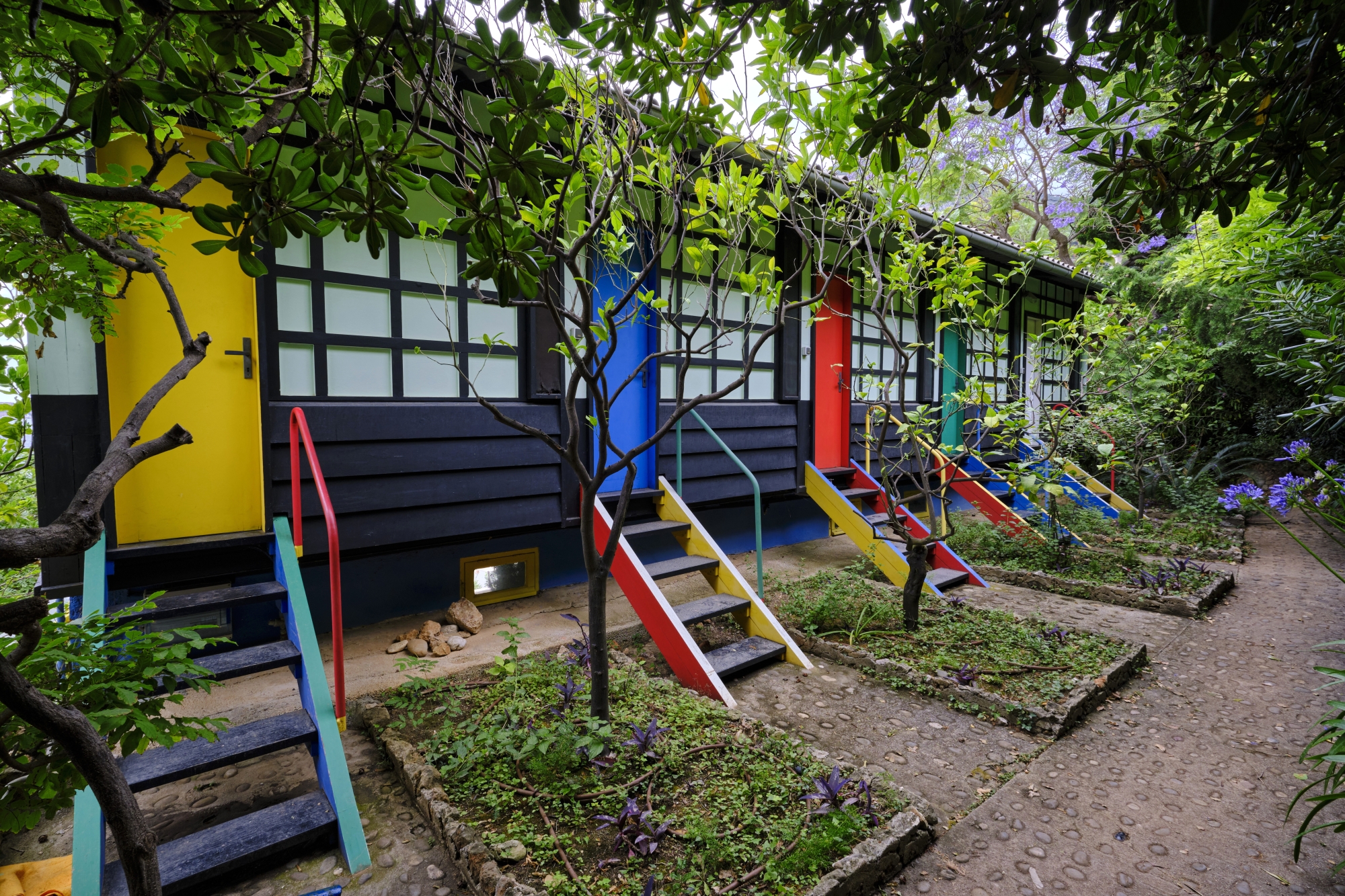 Situées au-dessus de la ville E-1027, les cinq Unités de camping illustrent les recherches de Le Corbusier sur les résidences pour vacanciers, pensées sur le modèle du Cabanon. Soit des chambres minimalistes et modulaires ouvertes sur la mer.