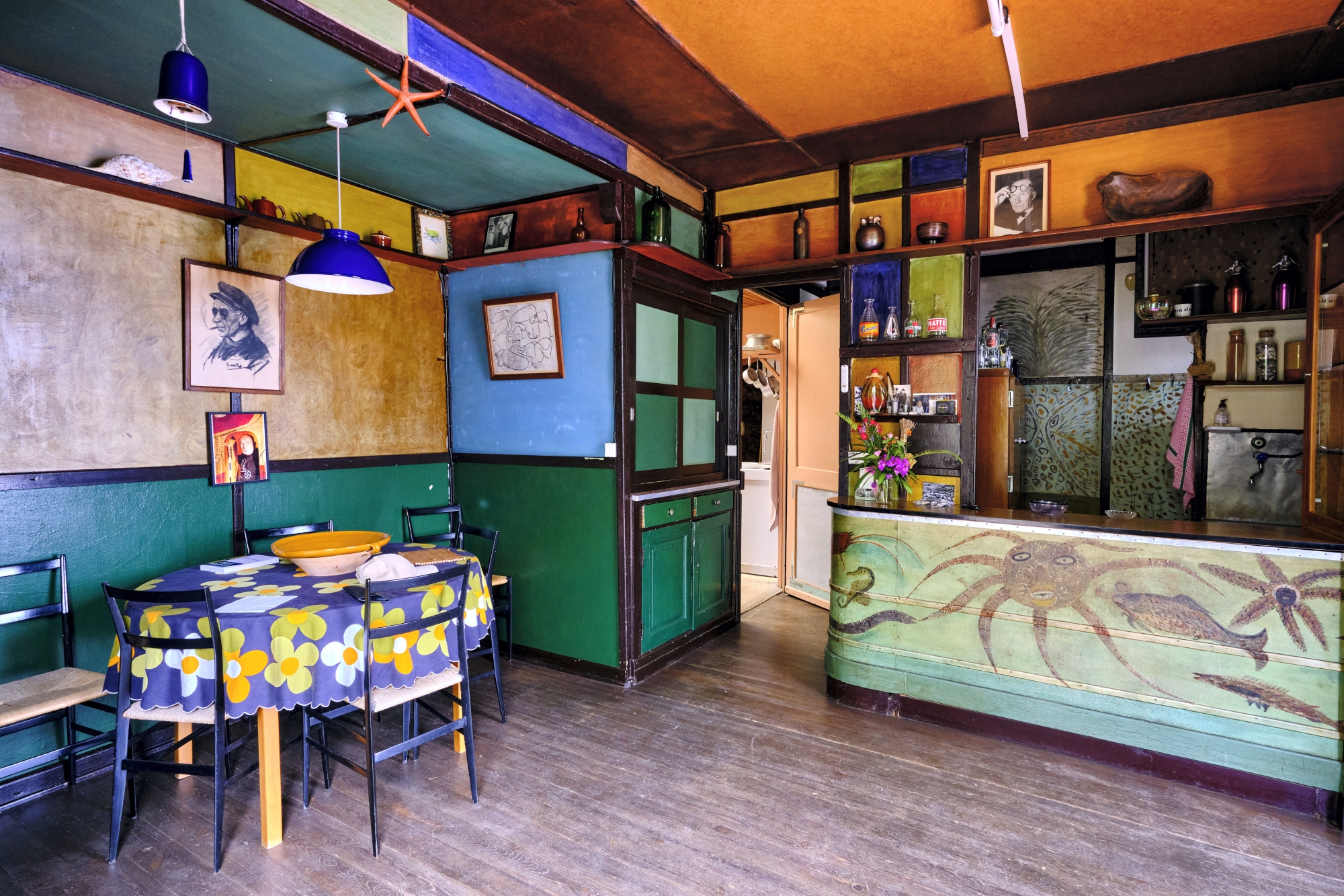 jouxtant les Unités, le mythique restaurant l’Étoile de Mer présente plusieurs fresques de Le Corbusier sur ses façades extérieures. Ici, la peinture sur le bar est, elle, signée Thomas Rebutato, ancien propriétaire et ami de l’architecte.