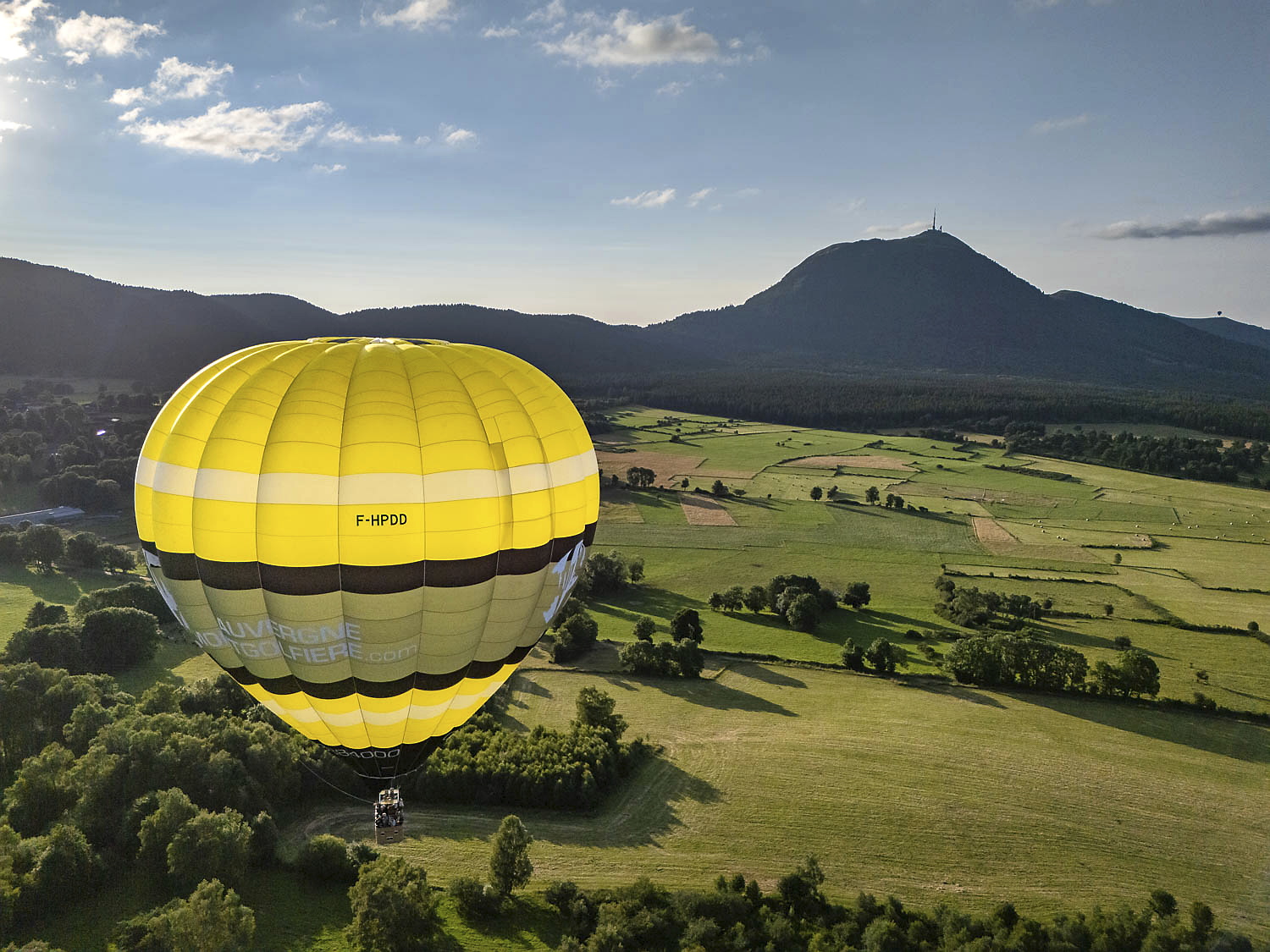 Les passagers profitent des derniers instants de ce vol riche en émotions, face à la beauté du paysage auvergnat, avant l’atterrissage dans un champ.